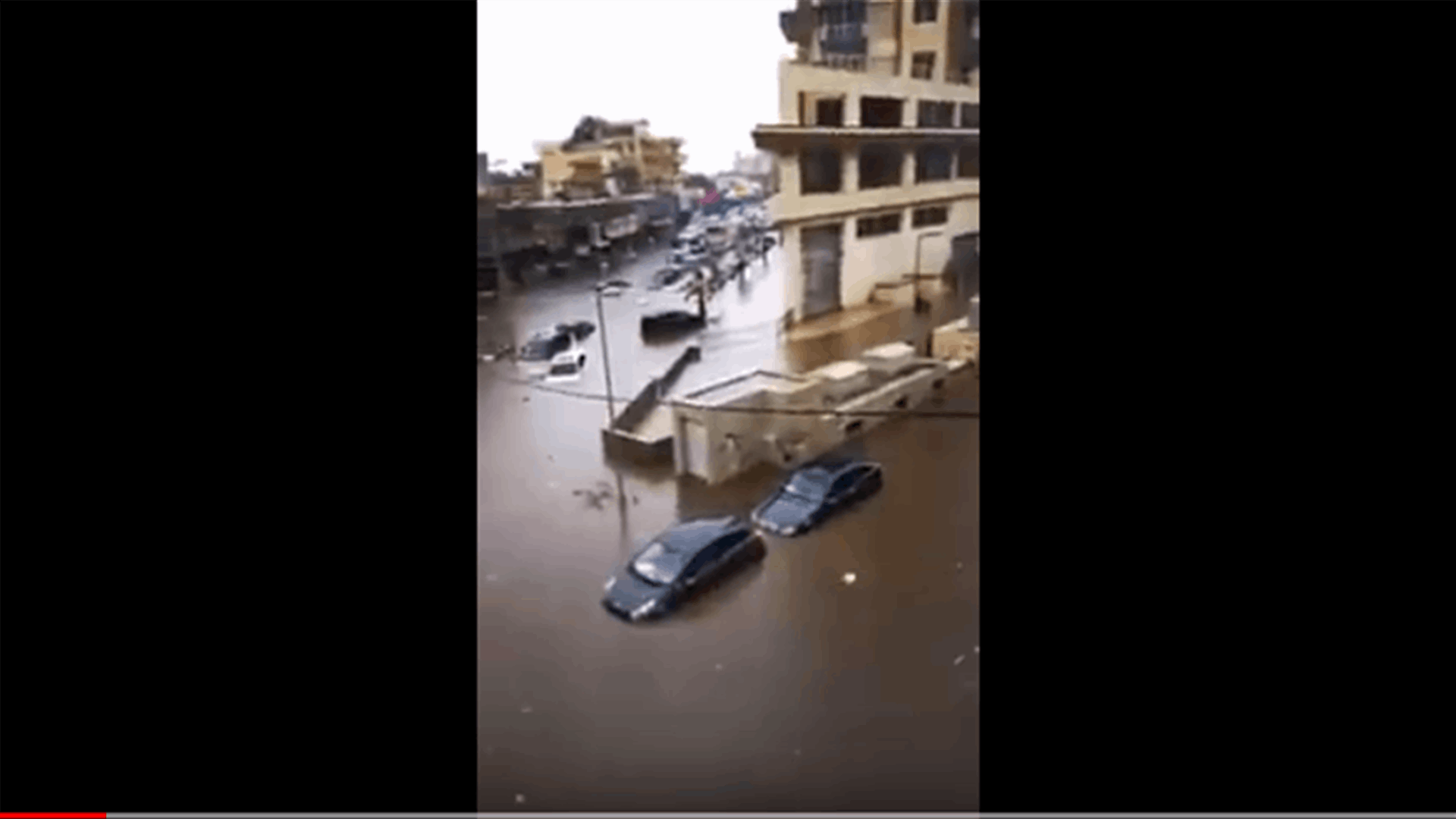 مشهد لا يُصدّق في الجناح... السيارات غارقة في المياه (فيديو)