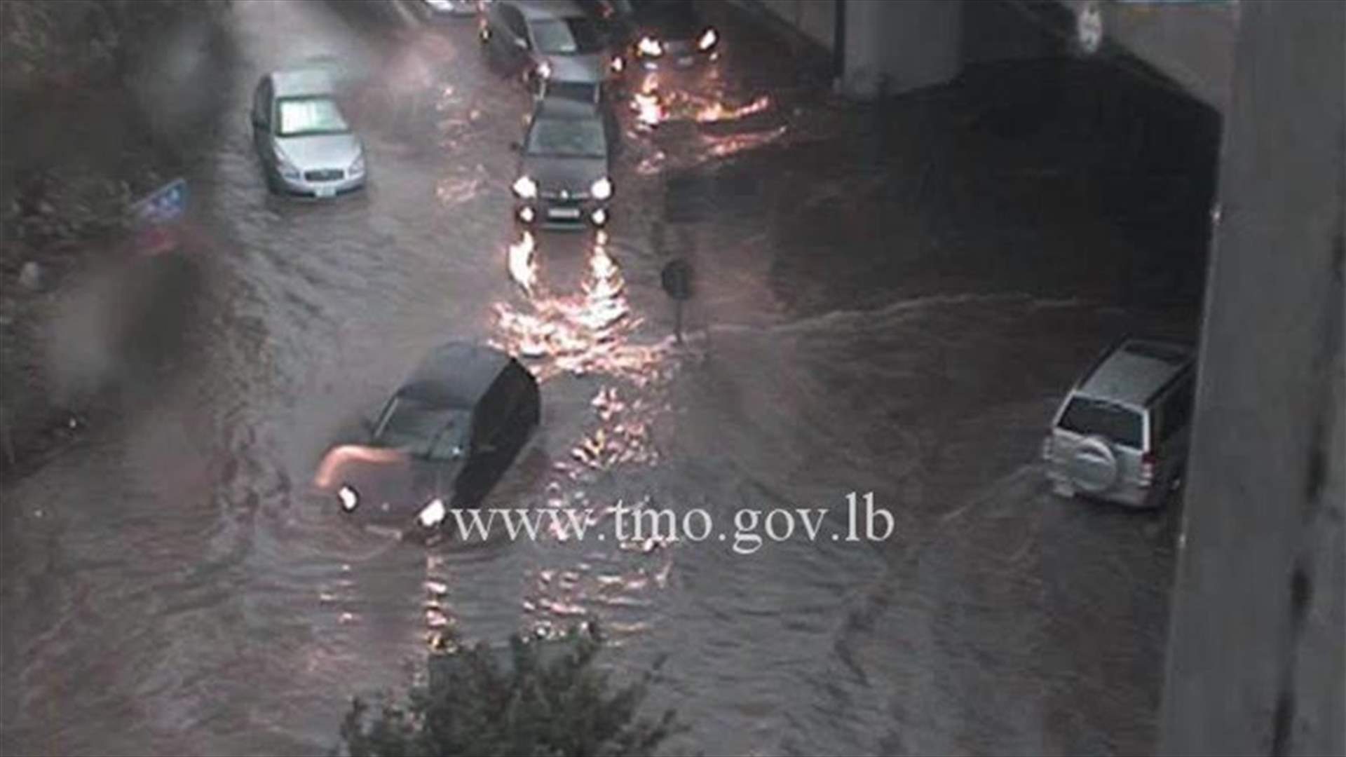 Rainfall floods roads in several Lebanese regions (Video)