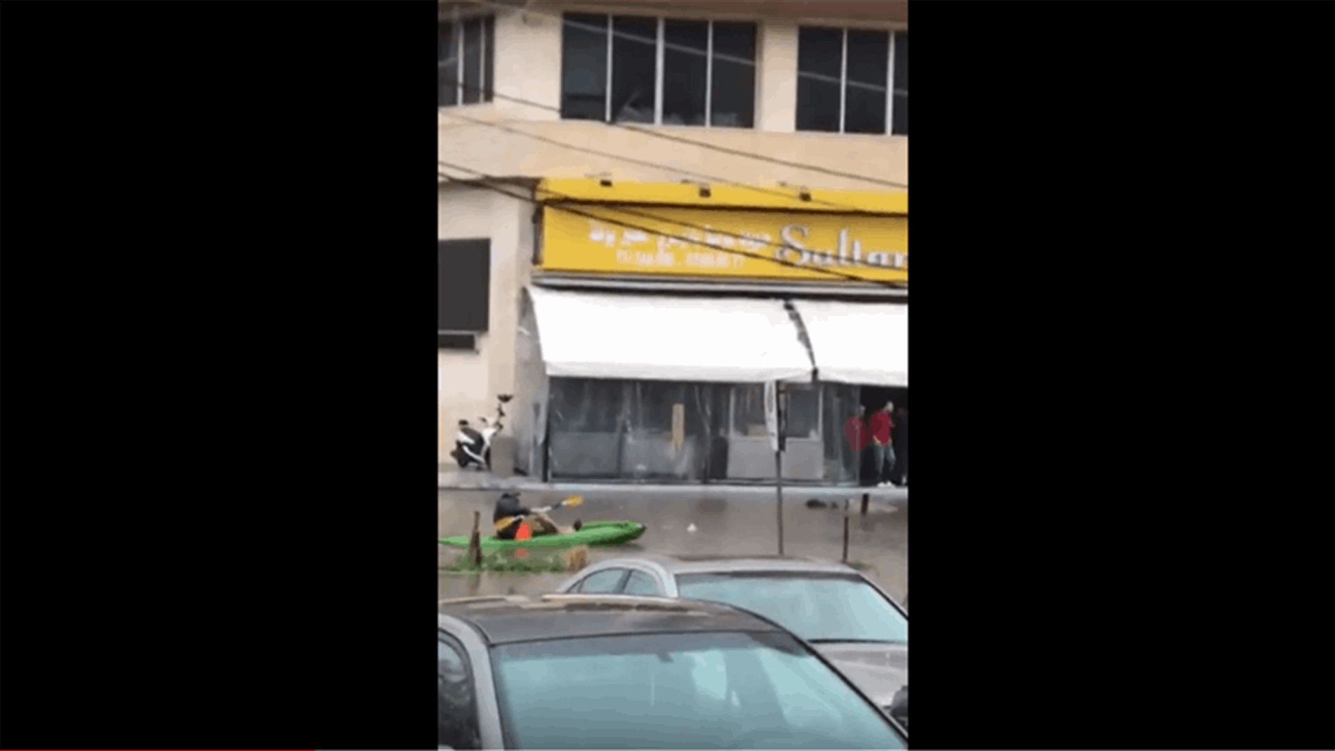 قارب مطاطي في "بحيرة" الجناح (فيديو)