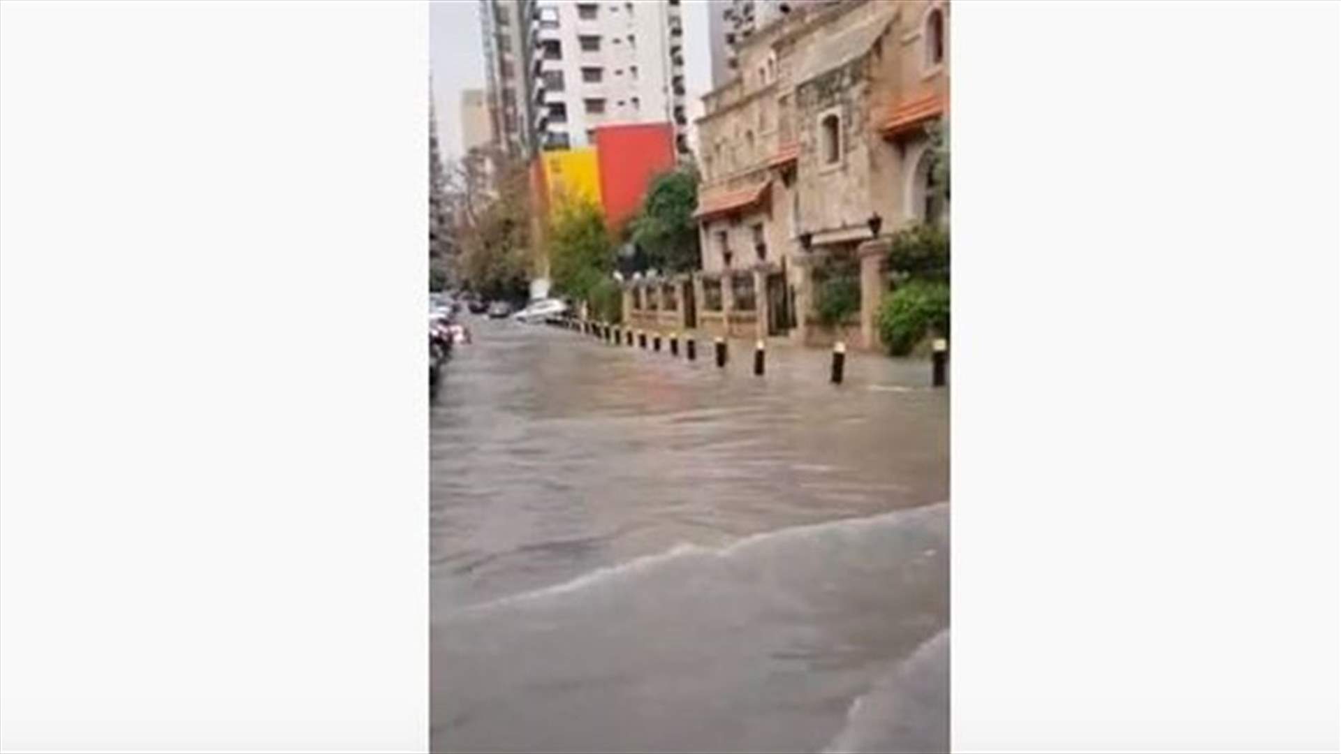 Road floods in Sanayeh due to heavy rain (Video)