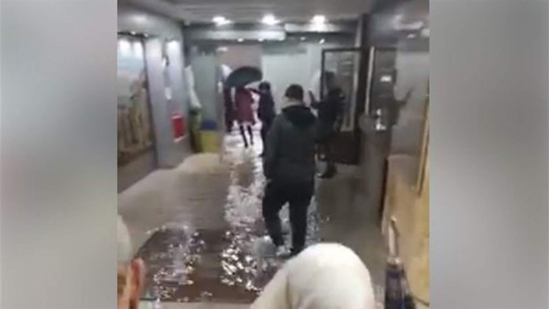 Rainwater floods Labor Ministry offices in Mcharrafieh (Video)