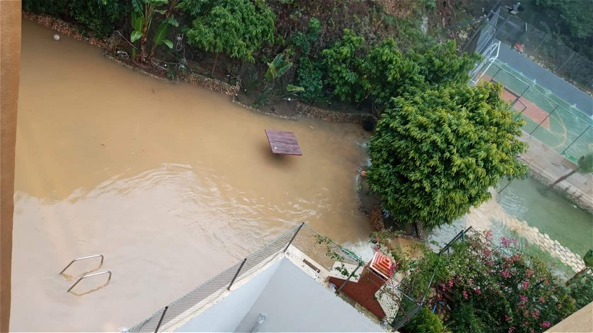 المشاريع السكنية في منطقة المدارس بشامون تغرق بالمياه (صوَر)