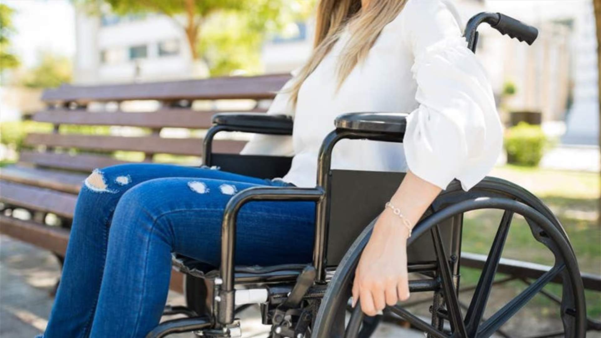 أوقع سيدة من ذوي الاحتياجات الخاصة ليسرق كرسيها المتحرّك... فيديو وثّق المشهد