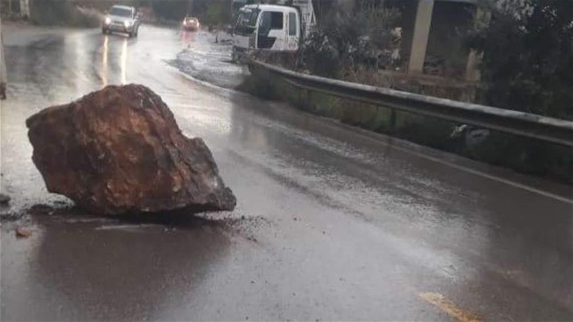 سقوط صخرة ضخمة على طريق عام جرد القيطع (صورة)