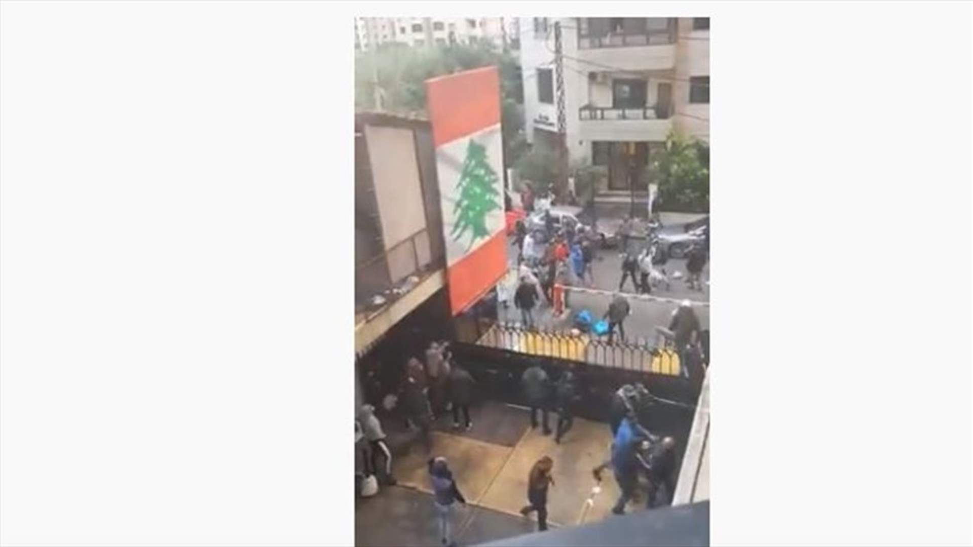 متظاهرون يرمون النفايات امام منازل سياسيي طرابلس... وماذا حصل أمام منزل فيصل كرامي؟
