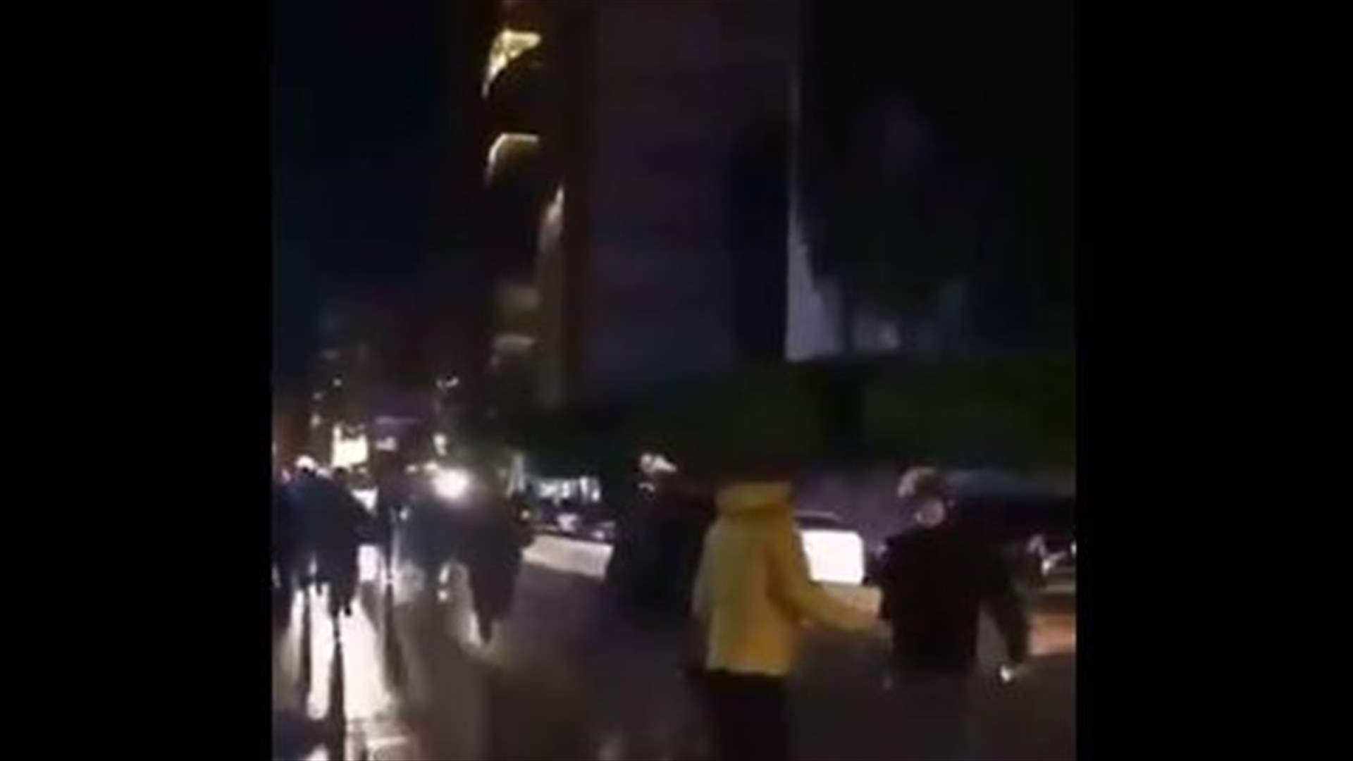 محتجون جابوا شوارع الجميزة وقاموا باقفالها بالعوائق... والقوى الامنية أعادت فتحها