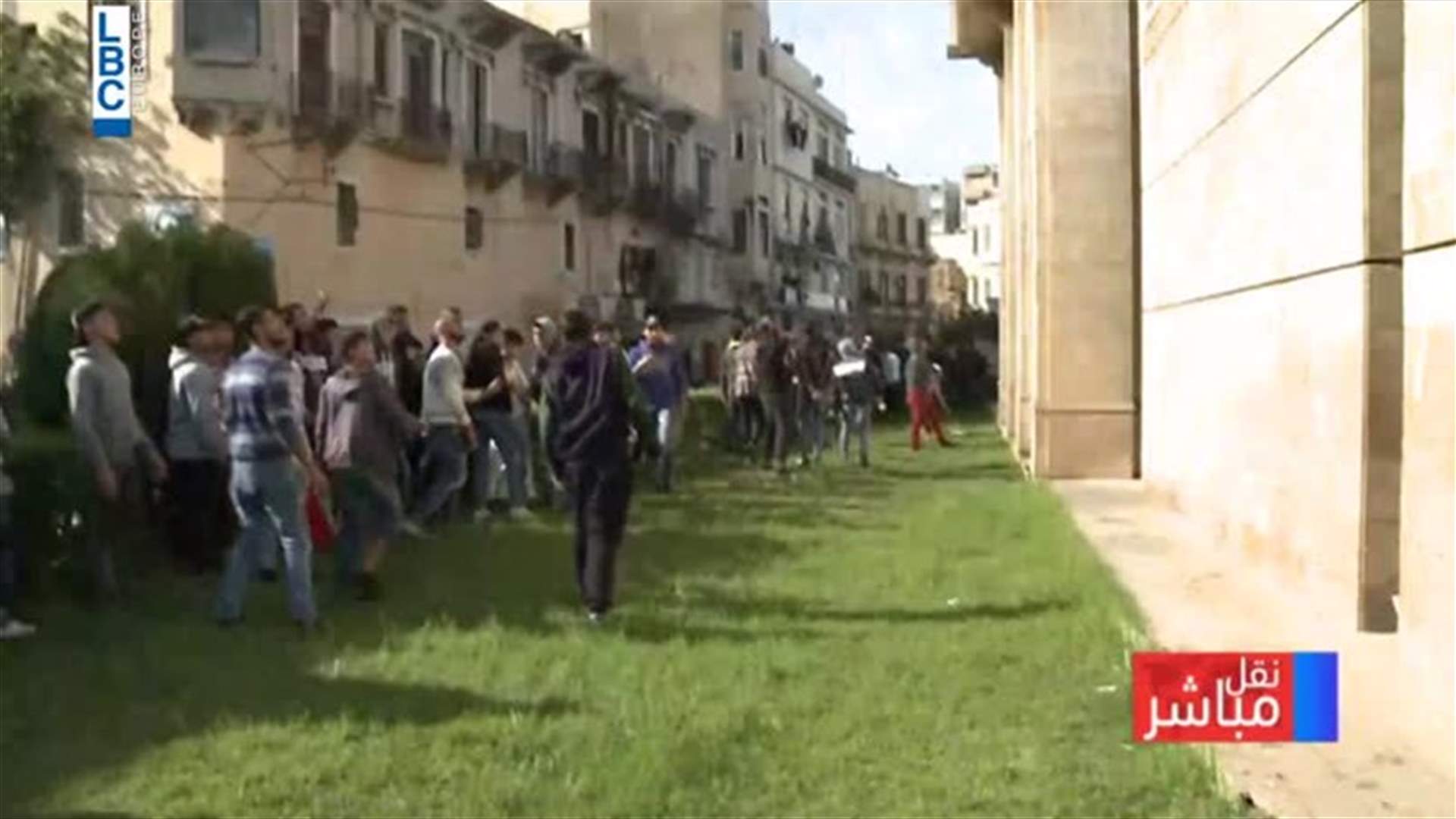 بعد تشييع ضحيتي حادثة انهيار منزل في الميناء - طرابلس... محتجون يهاجمون مبنى البلدية (فيديو)