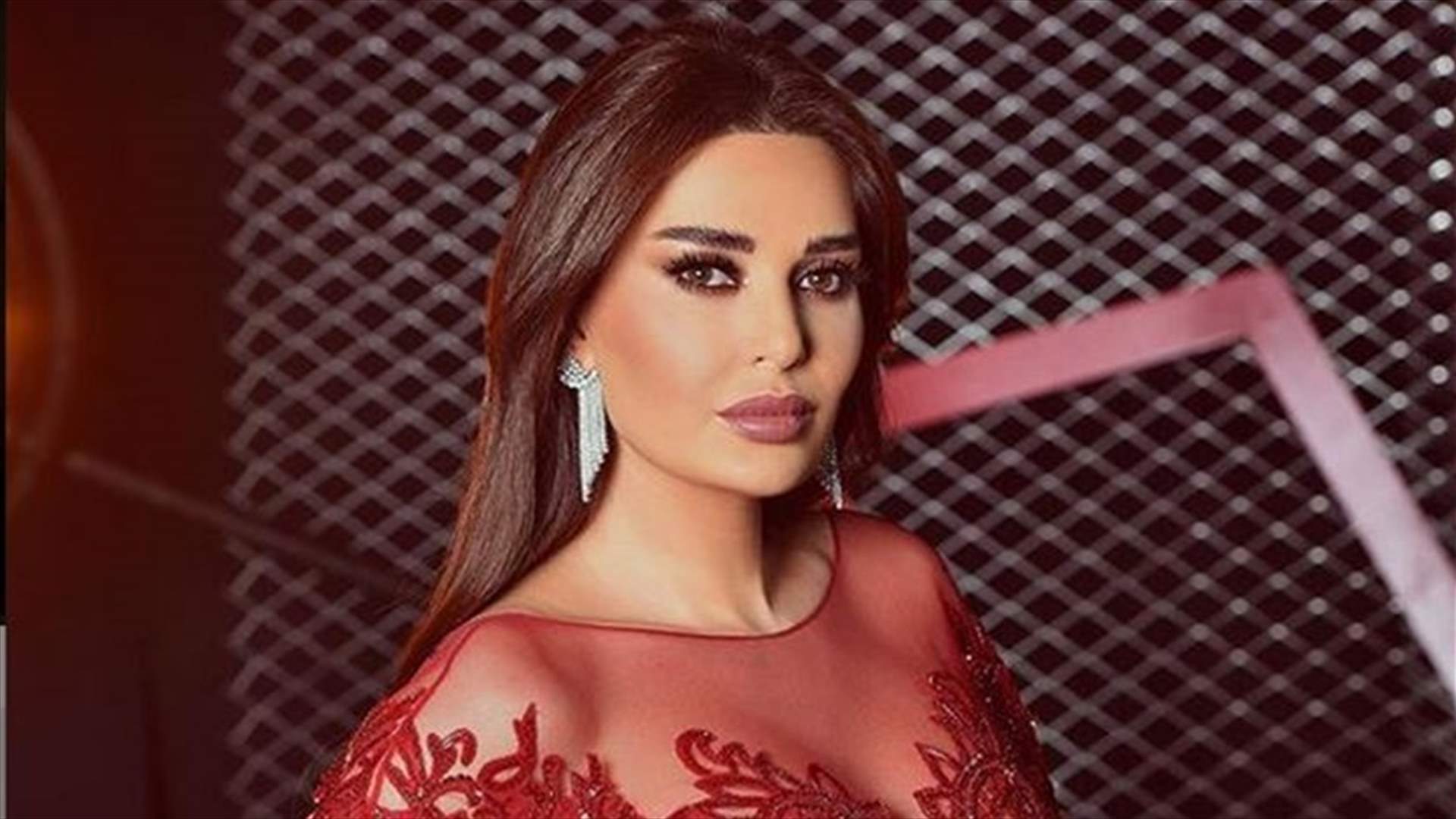 سيرين عبد النور تضج أنوثة بالأزرق في دبي! (صور)