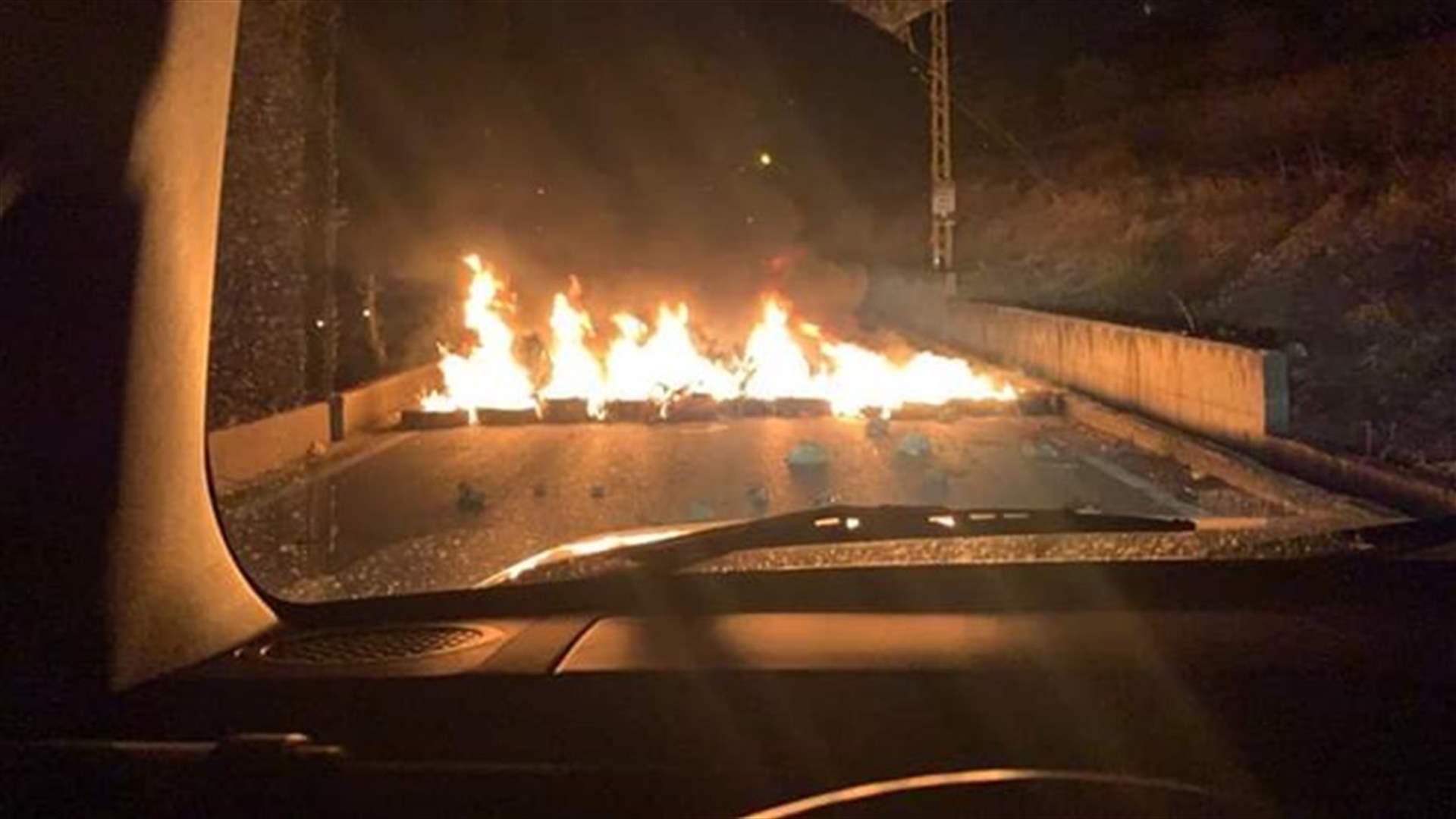 قطع طريق جب جنين حوش الحريمة في البقاع الغربي بالاطارات المشتعلة