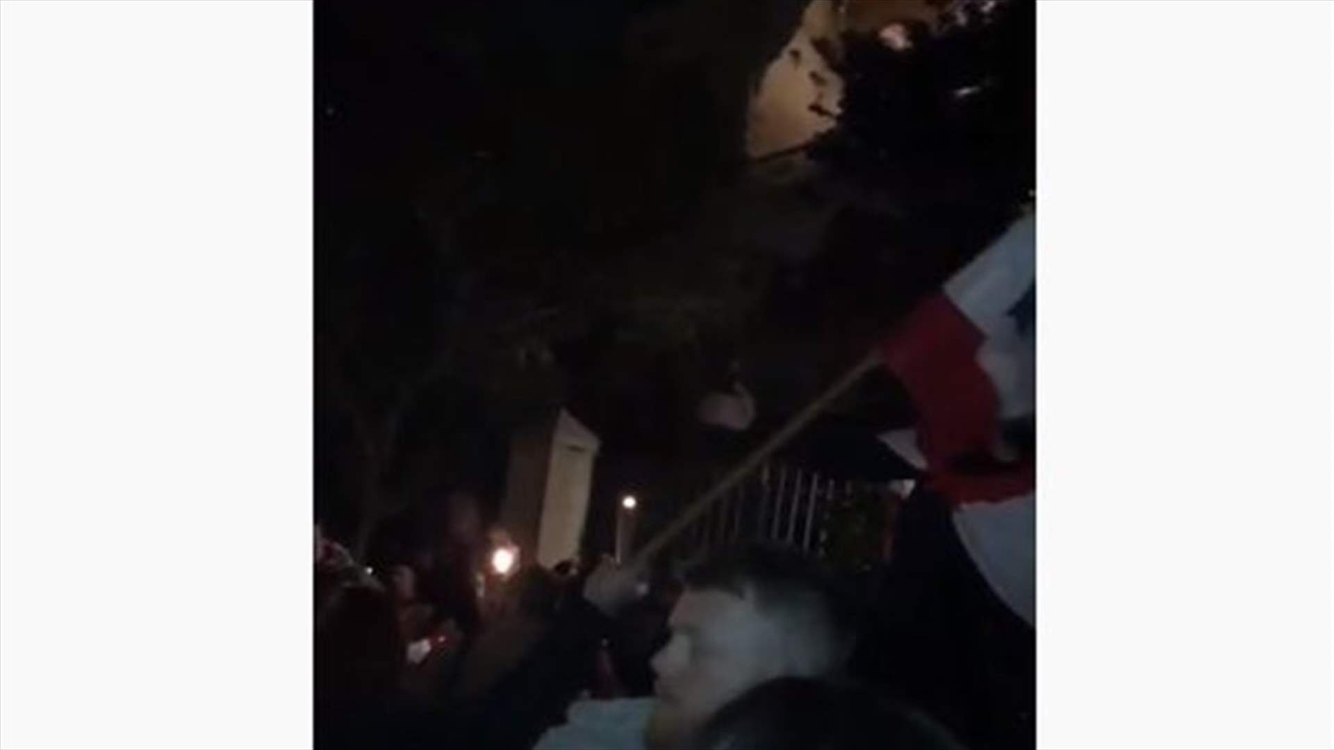 تجمّع عدد من المحتجين أمام منزل الصحناوي في الأشرفية (فيديو)