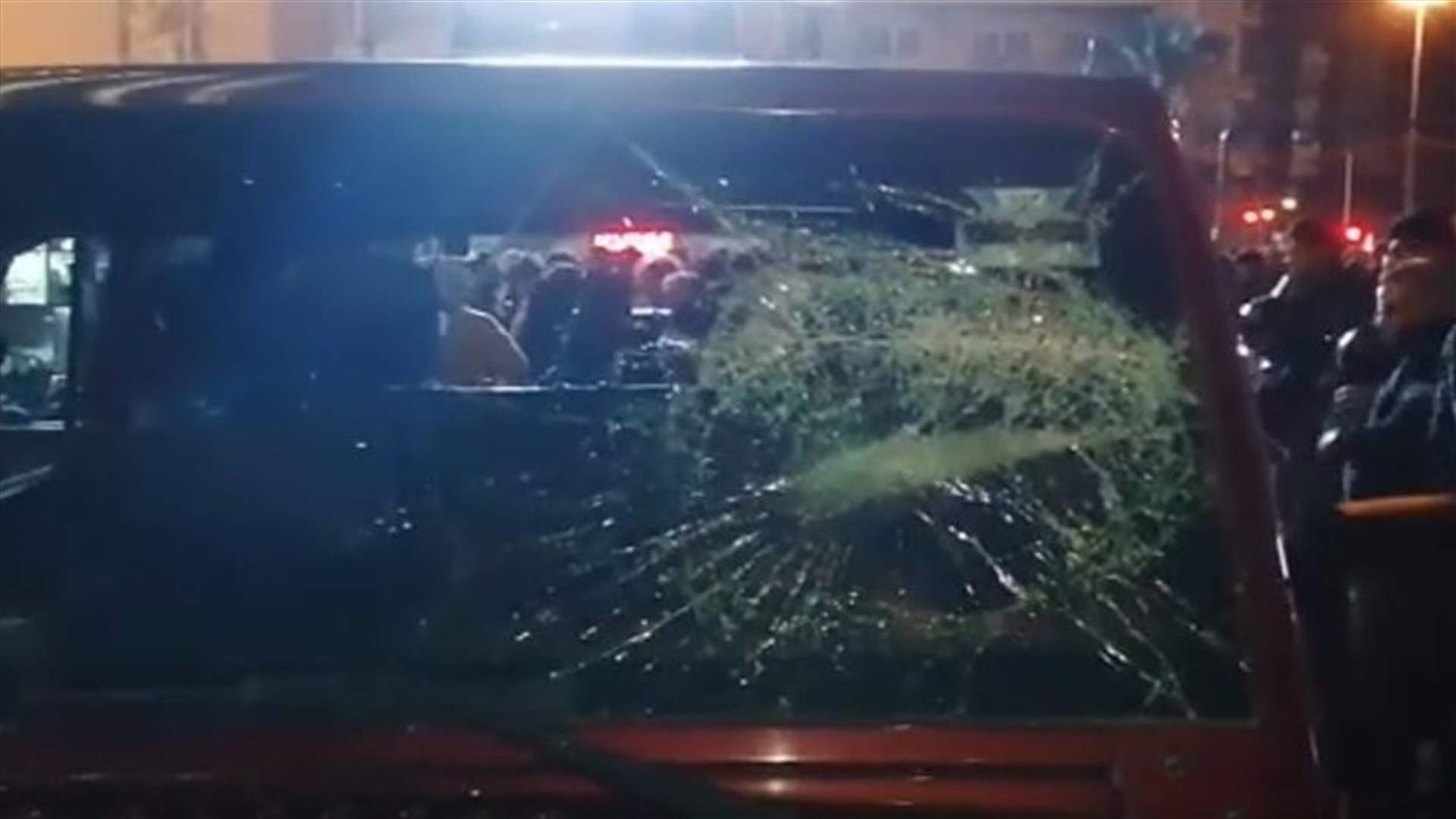 اعتداء على متظاهرين وتكسير سيارات في محيط عين التينة (فيديوهات)