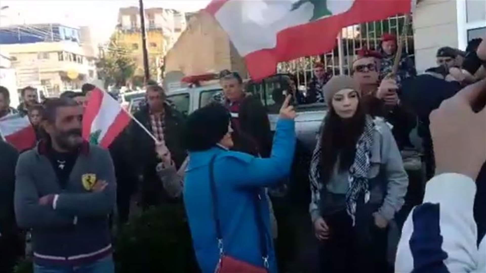 ناشطون يغلقون مدخل سراي عاليه... (فيديو)