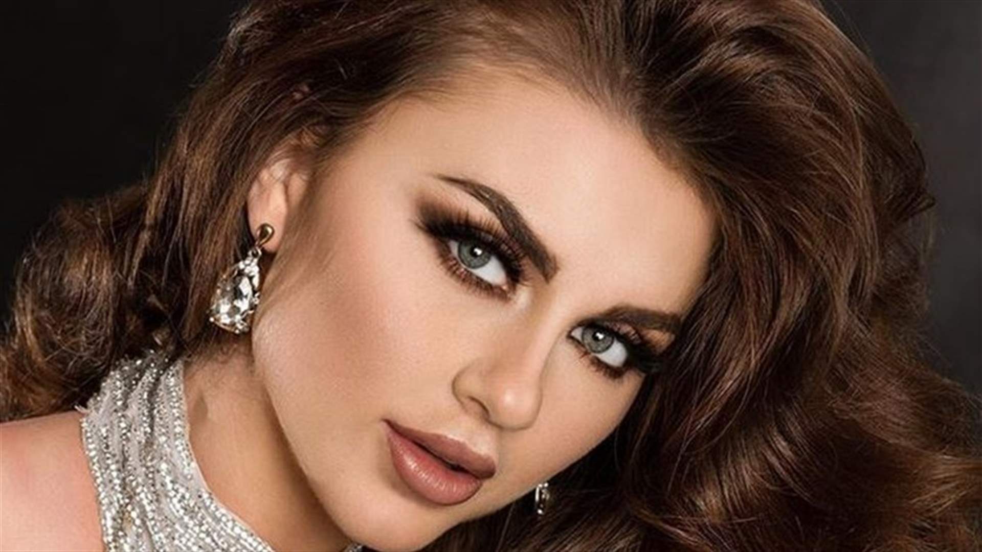حسناء كندا ترتدي "الماريجوانا" في فقرة الزي الوطني بمسابقة ملكة جمال الكون!