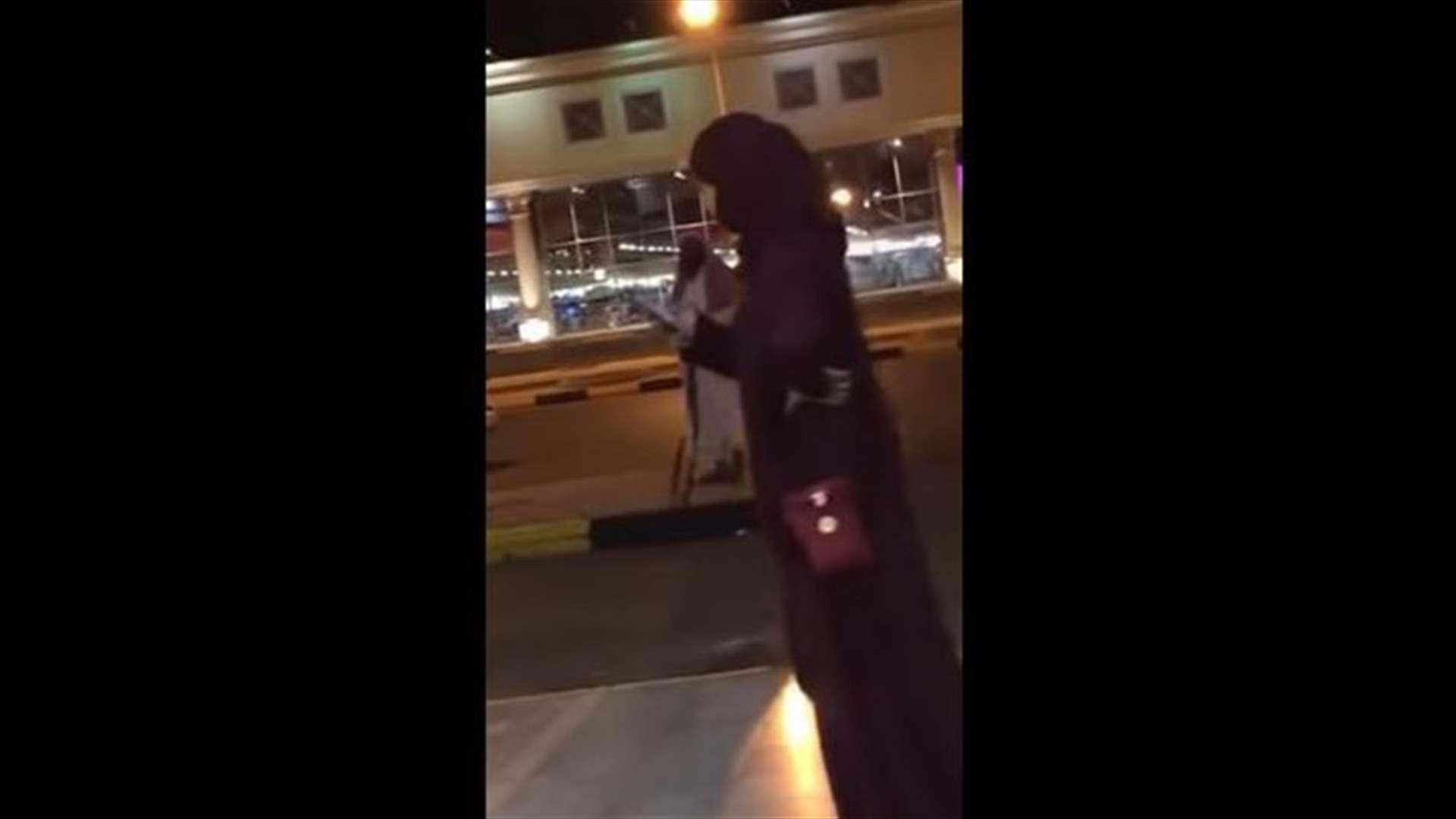 واعظ ديني يثير الضجة في السعودية... ماذا فعل بامرأة تكشف عن وجهها؟ (فيديو)
