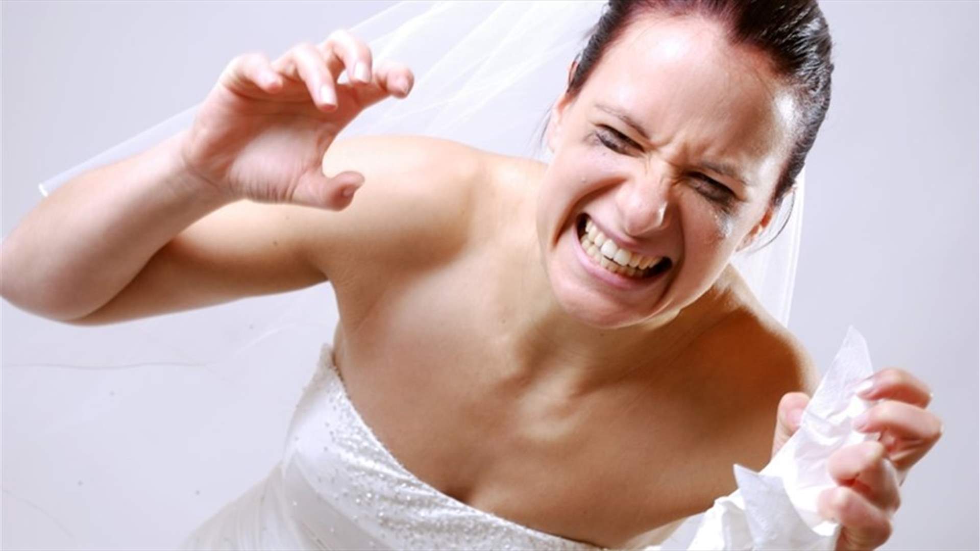 عروس تعرّضت للعنف يوم زفافها... شقيق العريس ضربها وسحبها بفستانها على الدرج