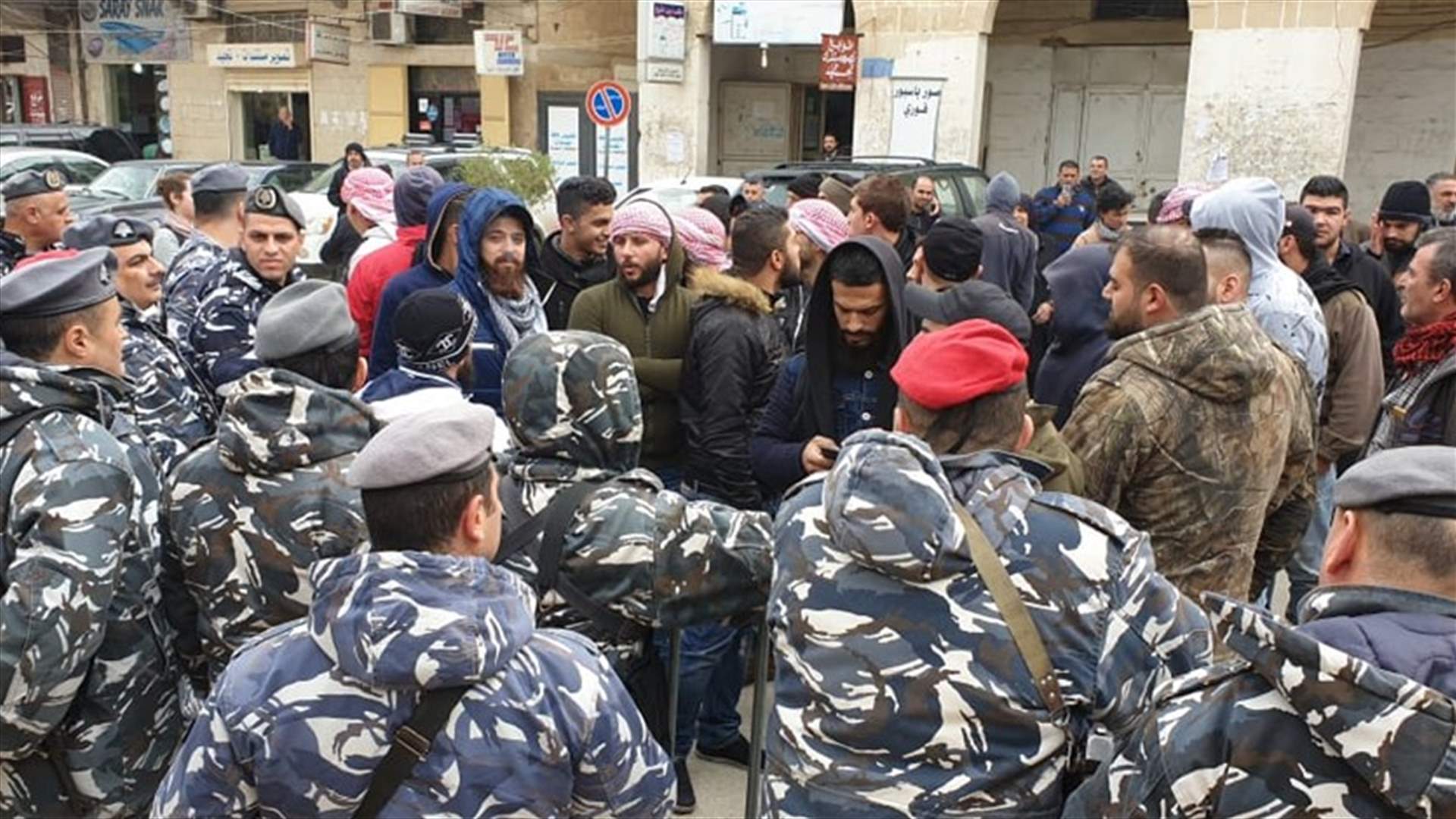 اشكال بين متظاهرين والقوى الأمنية أمام سرايا حلبا (فيديوهات)