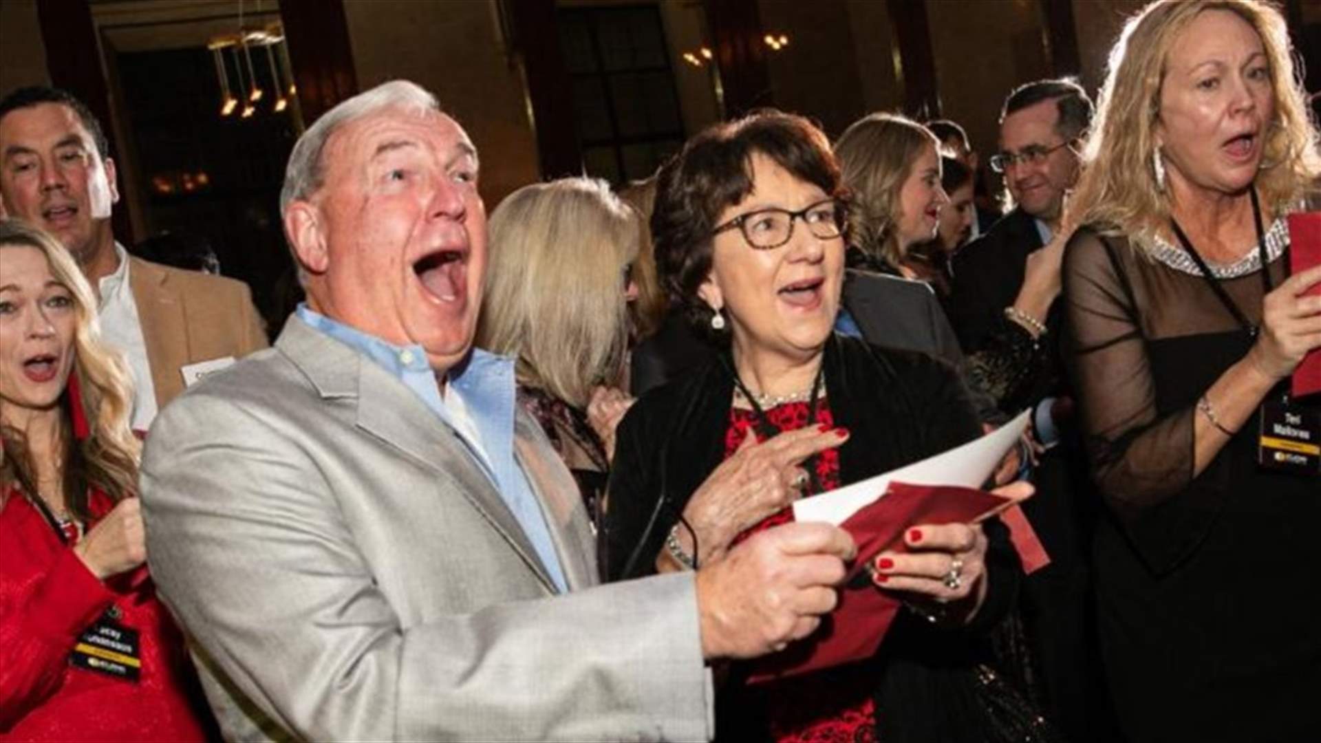 شركة تفاجئ موظفيها وتهديهم 10 ملايين دولار مكافأة بمناسبة الأعياد (فيديو)