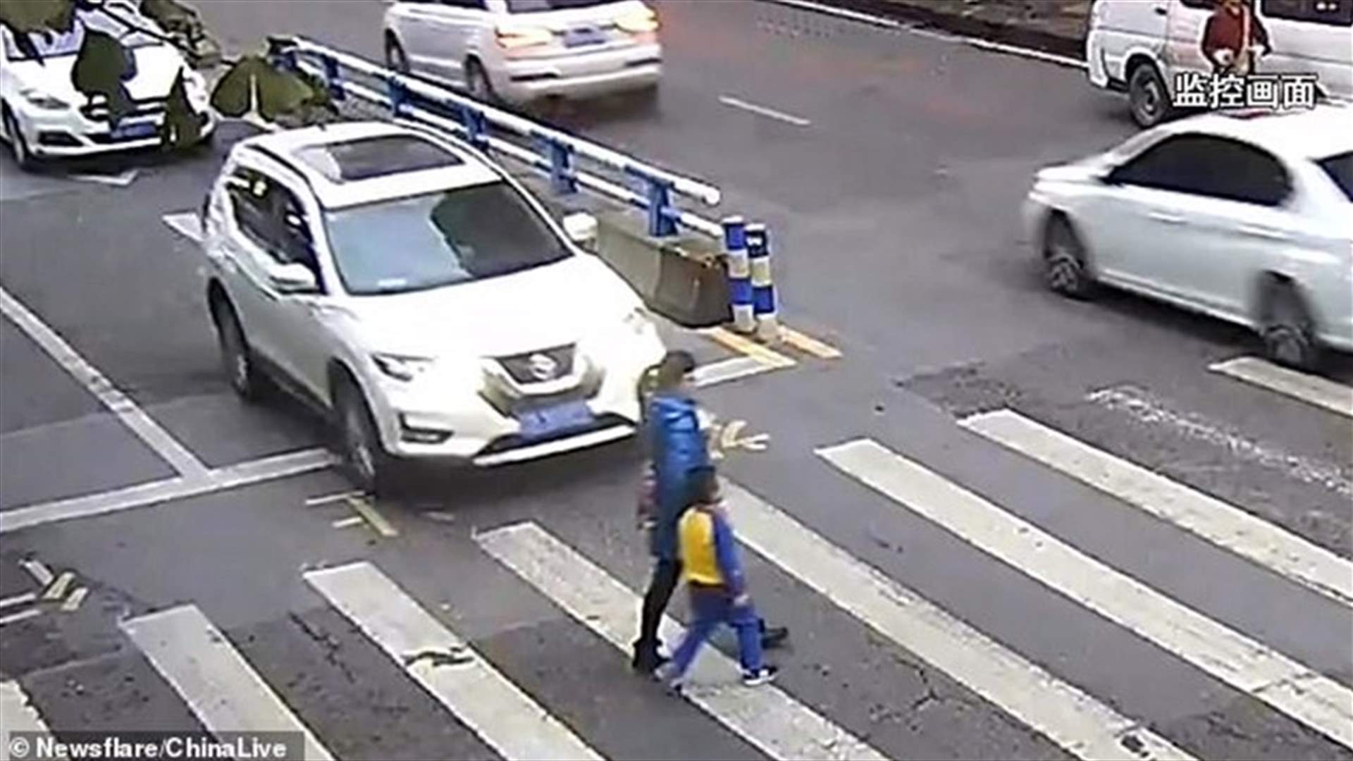 رد فعل صبي صغير صدمت سيارة أمّه... براءة الطفولة في أبهى صورها (فيديو)