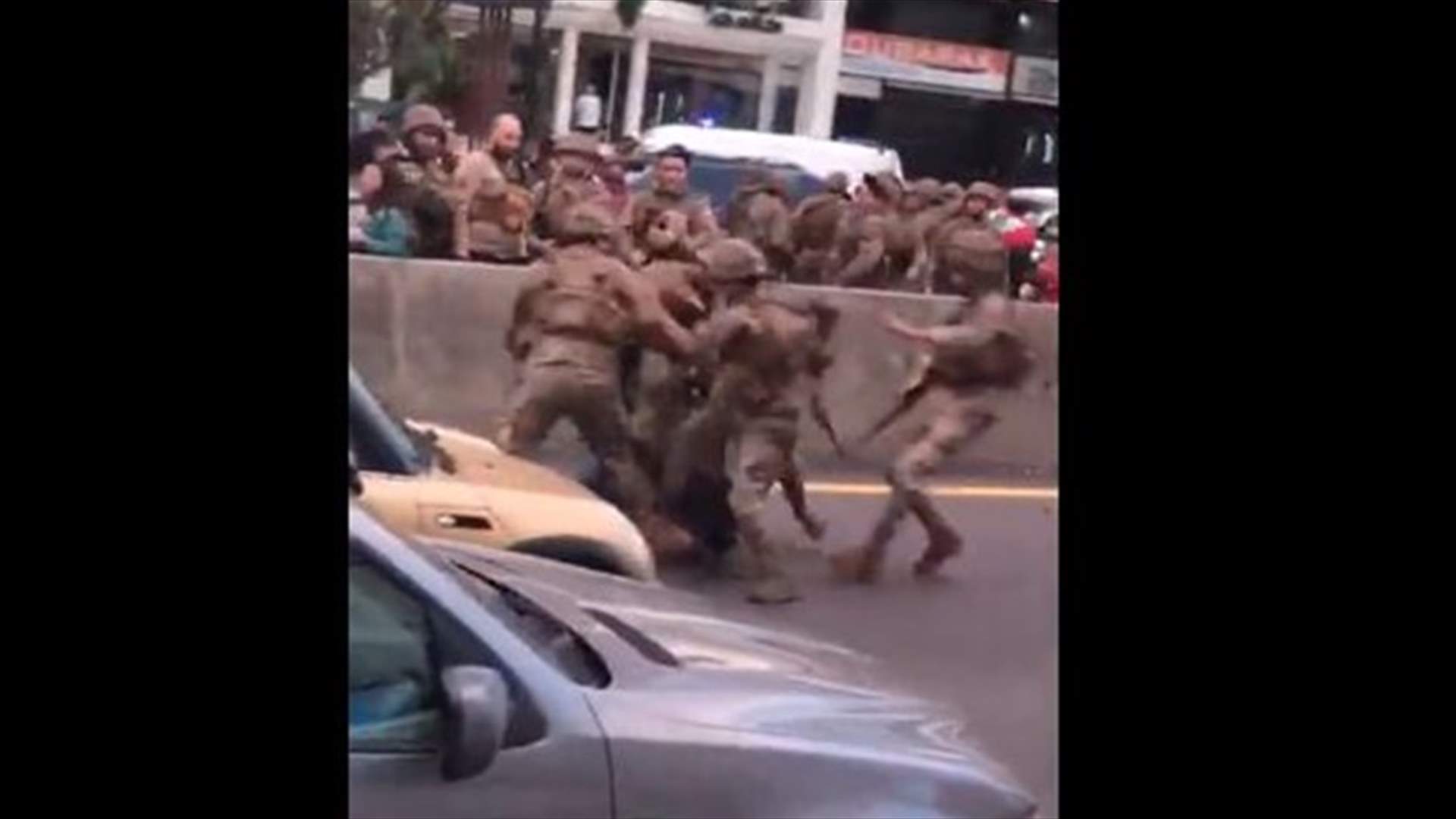 عناصر من الجيش اللبناني ينهالون بالضرب والركل على أحد المتظاهرين في جل الديب (فيديوهات)