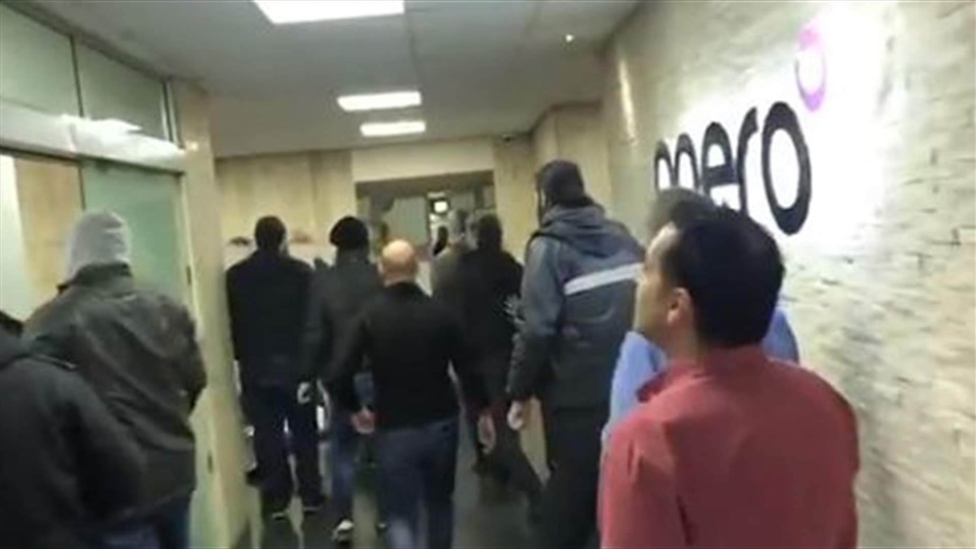 مجموعة من المتظاهرين تقتحم مبنى أوجيرو في بئر حسن وحصول تضارب (فيديو)