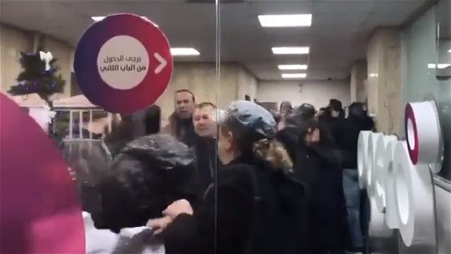 فيديو جديد لاقتحام مبنى أوجيرو... تضارب وتدافع داخل المبنى (فيديو)