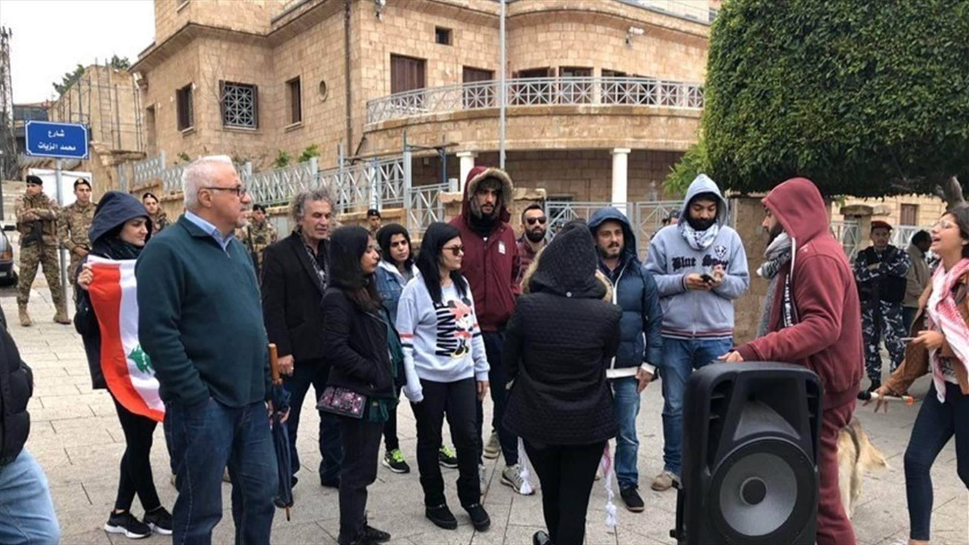 Protesters stage sit-in outside central bank in Tyre (Video)