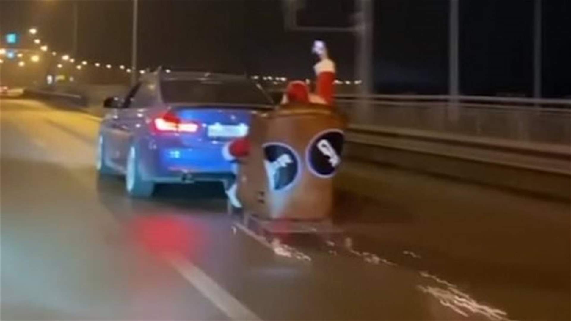 بابا نويل يستبدل حيوان الرنة بسيارة BMW على طريق سريع... فيديو يوثّق المشهد!