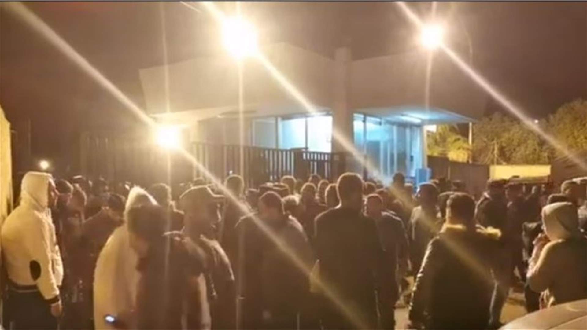 وقفة احتجاجية أمام معمل الجية (فيديو)