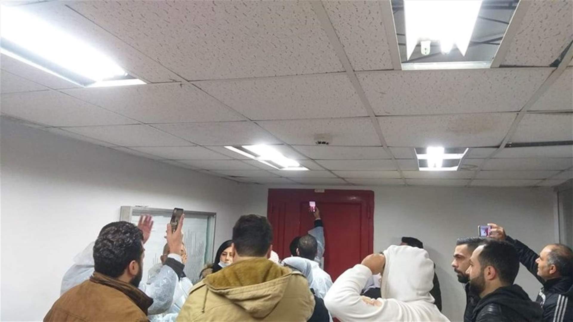 الوكالة الوطنية: اصابة رئيس بلدية برجا ومعتصمين في اشكال امام معمل الجية الحراري
