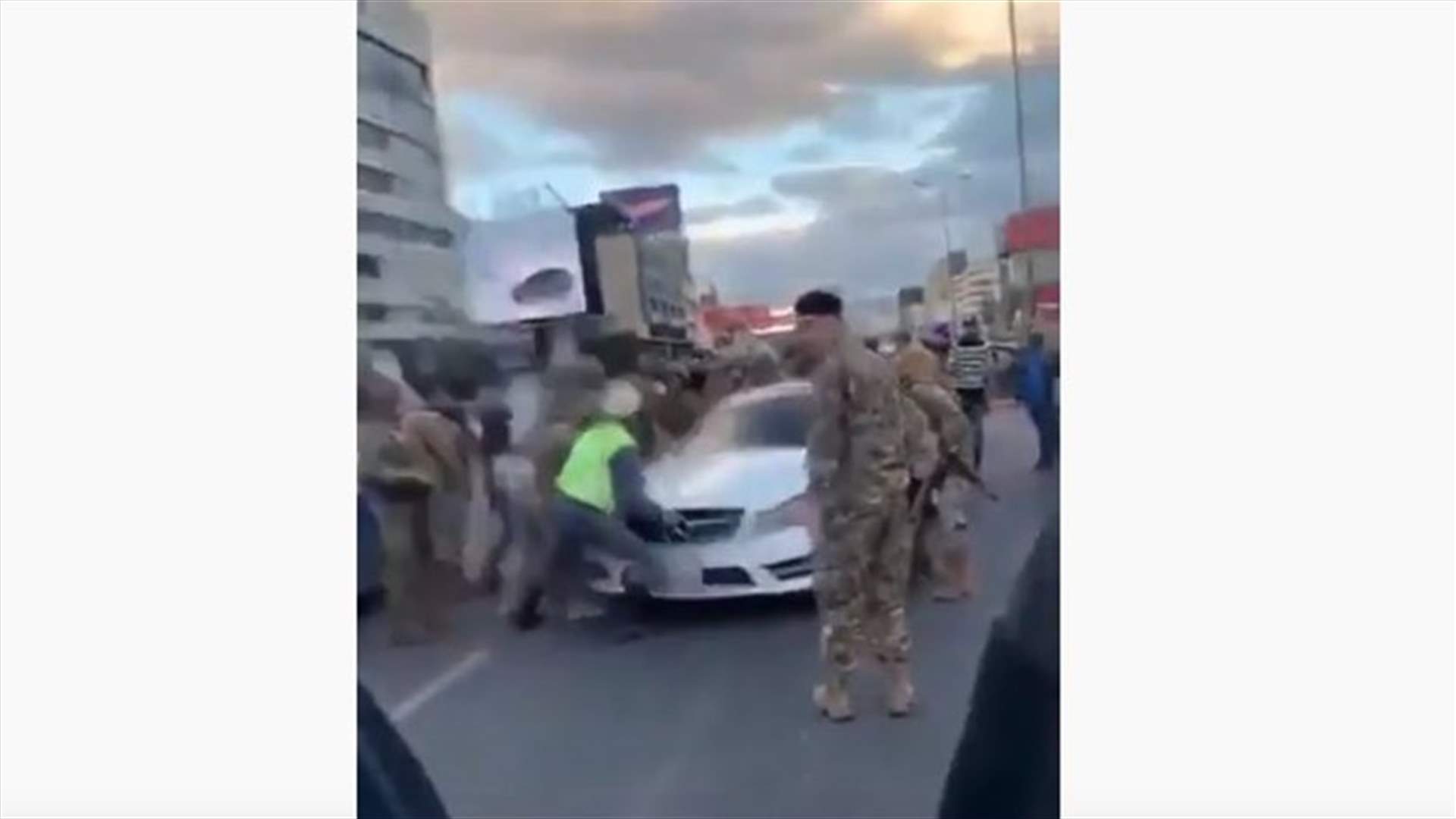 فيديو للحظة وقوع الاشكال بين الجيش والمتظاهرين في جل الديب