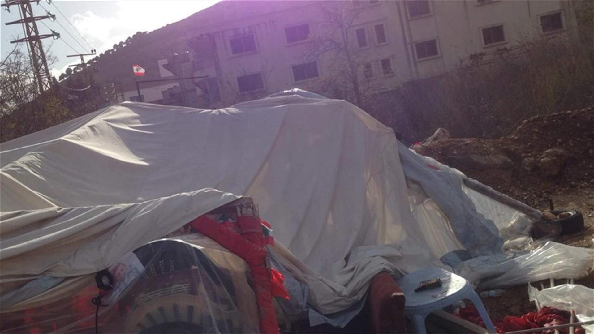 تحطيم خيمة الحراك في سوق الخان (صوَر)