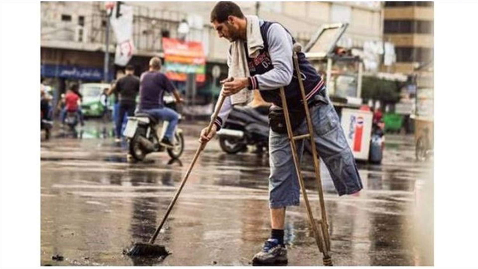 محمد الزعبي يمشي أولى خطواته بقدم اصطناعية... والدكتور رائد لطوف يوثّق المشهد