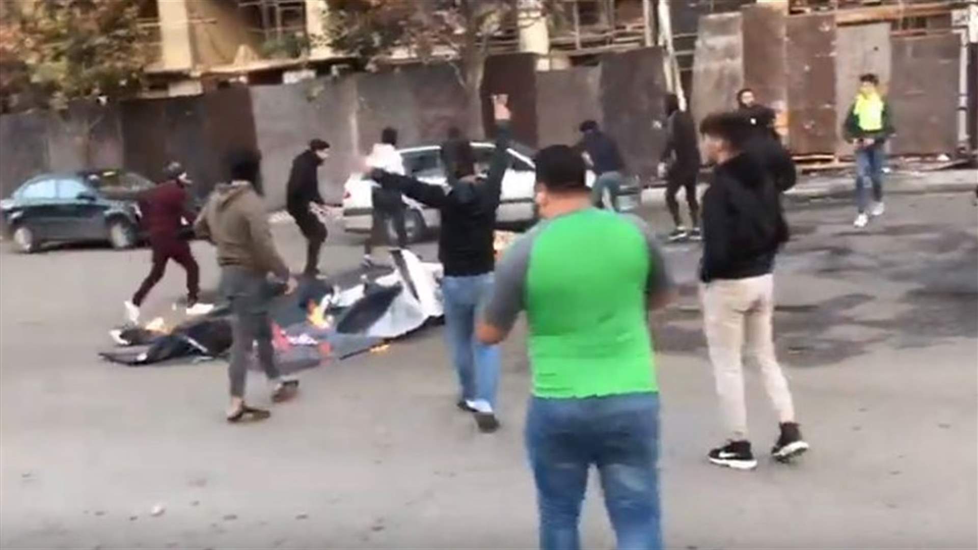 كيف بدأ مشهد التوتر في وسط بيروت بين شبان أتوا من الخندق الغميق والقوى الأمنية؟ (فيديو)