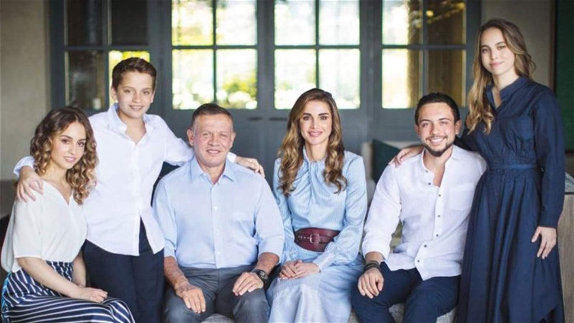ارتدوا جميعاً اللون الأبيض...صورة مميزة للعائلة الملكية الأردنية بمناسبة اقتراب السنة الجديدة
