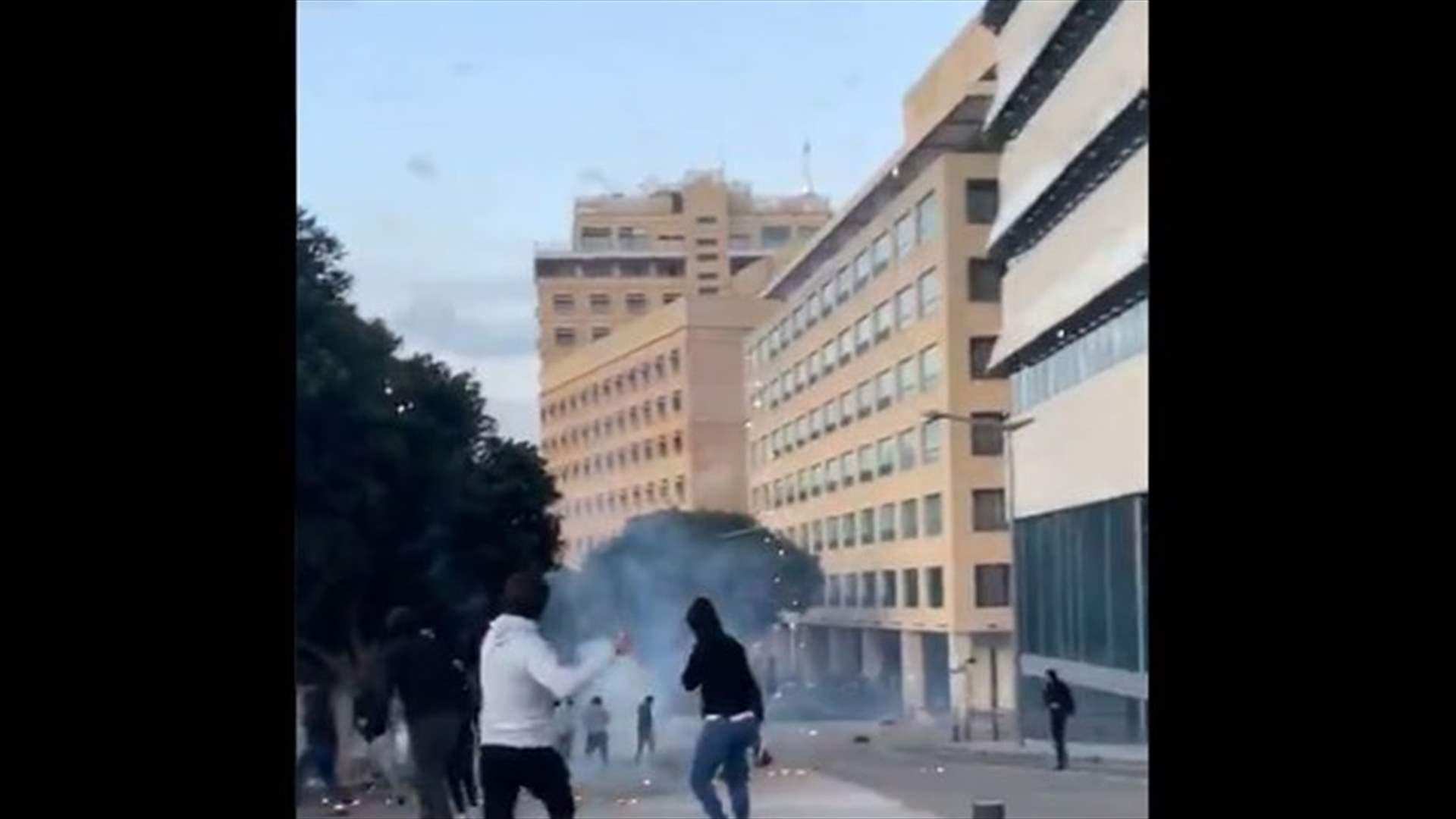 قوى الأمن تنشر فيديو يظهر الاعتداء بالحجارة والمفرقعات النارية على عناصر مكافحة الشغب