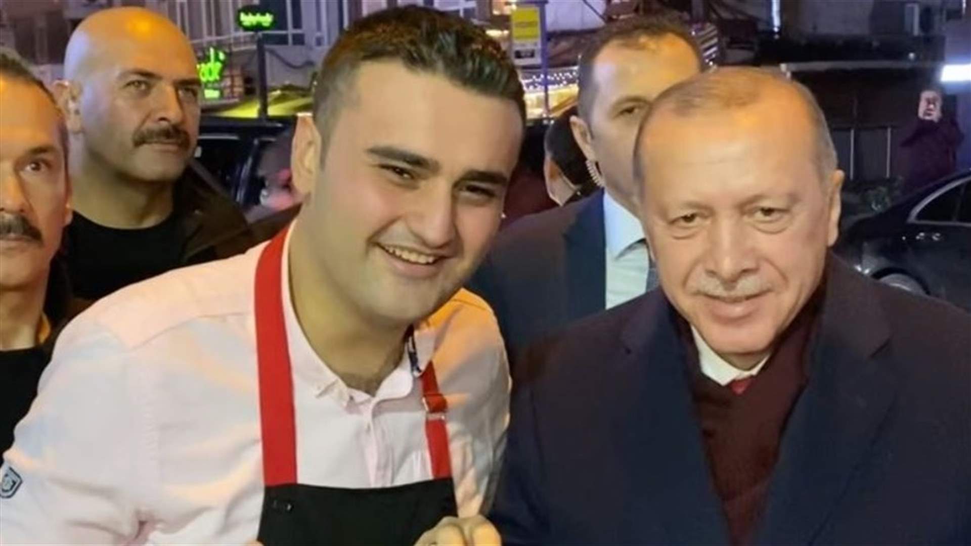 أردوغان في زيارة مفاجئة لمطعم الشيف بوراك (فيديو)