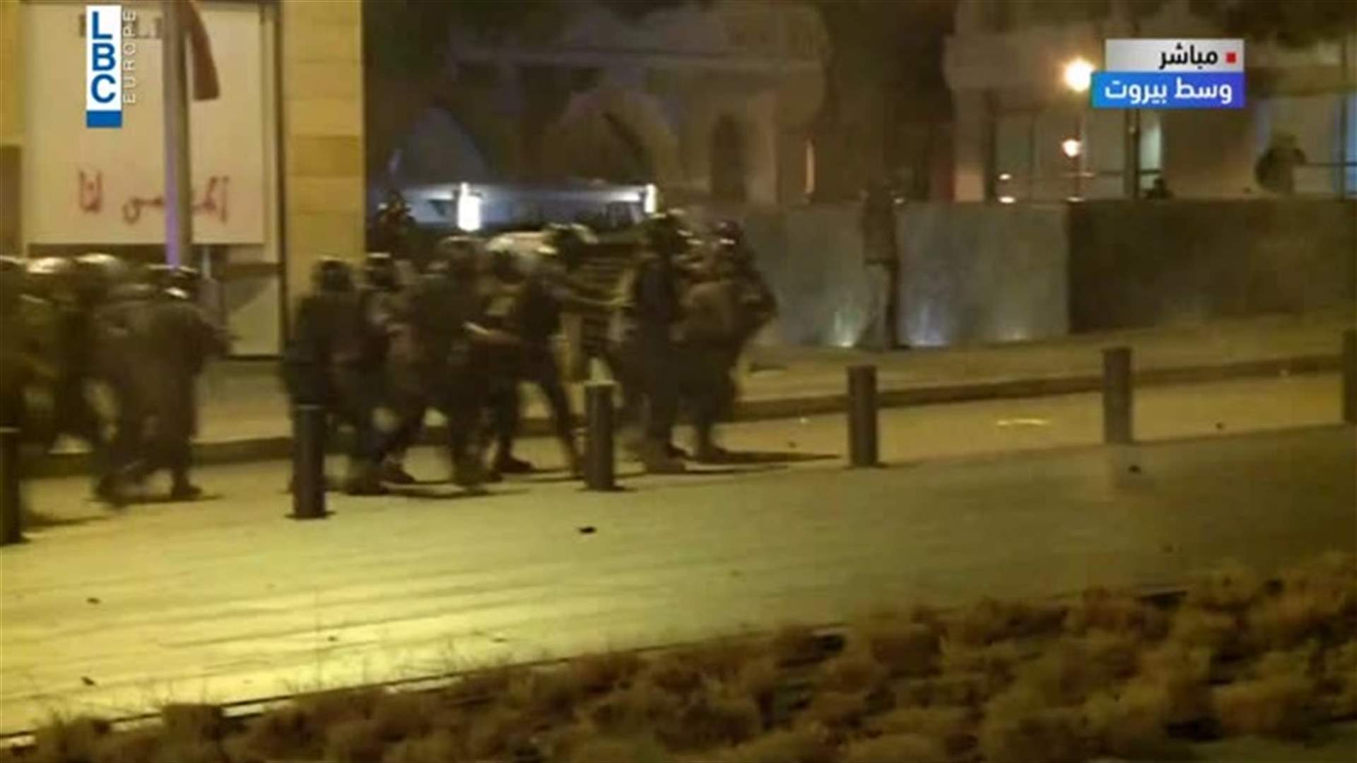 تجدد التوتر بين المتظاهرين وعناصر مكافحة الشغب في وسط بيروت (فيديو)