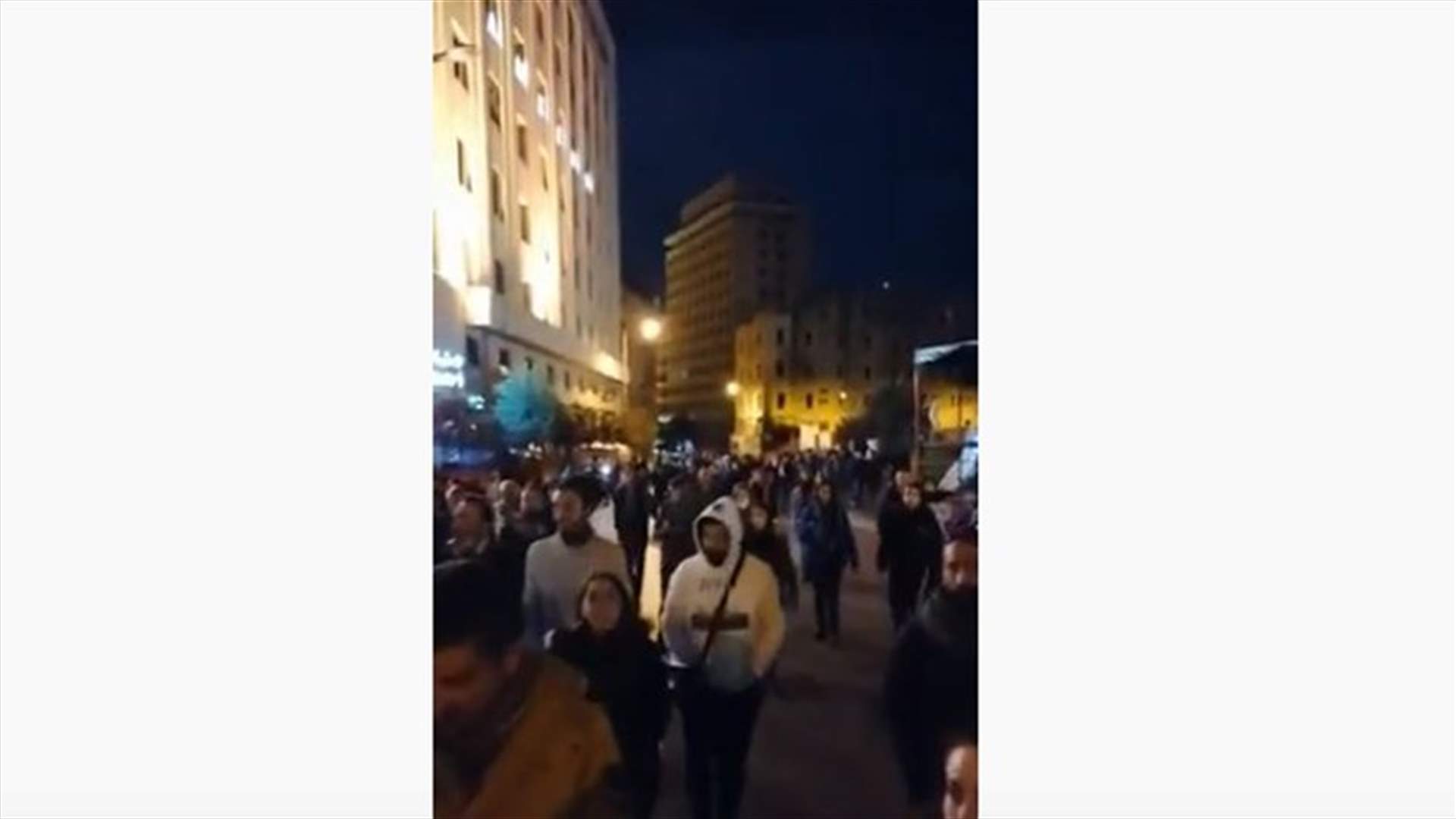 ازدياد عدد المتظاهرين في وسط بيروت بعد عودة الهدوء... كيف يبدو المشهد؟ (فيديو)