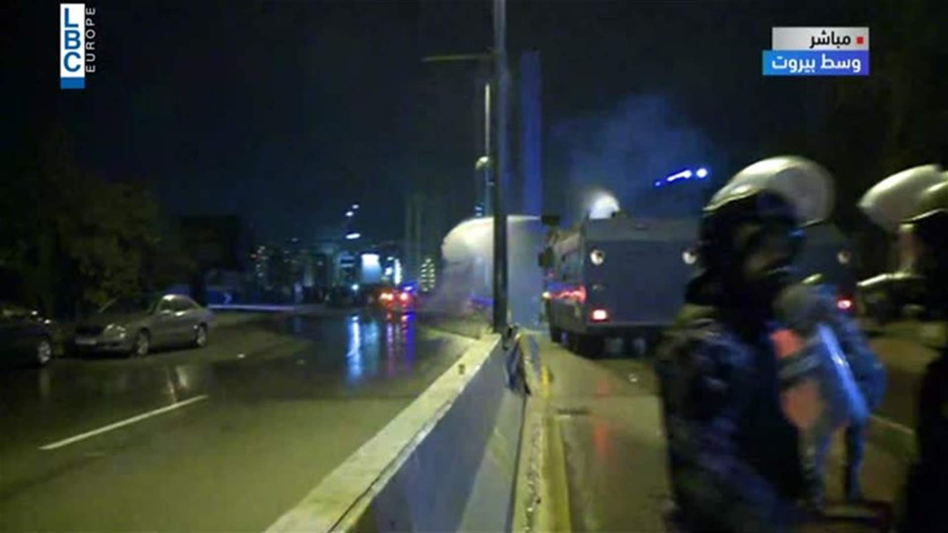 قوى الأمن ترش المتظاهرين بالمياه عند جسر شارل الحلو (فيديو)
