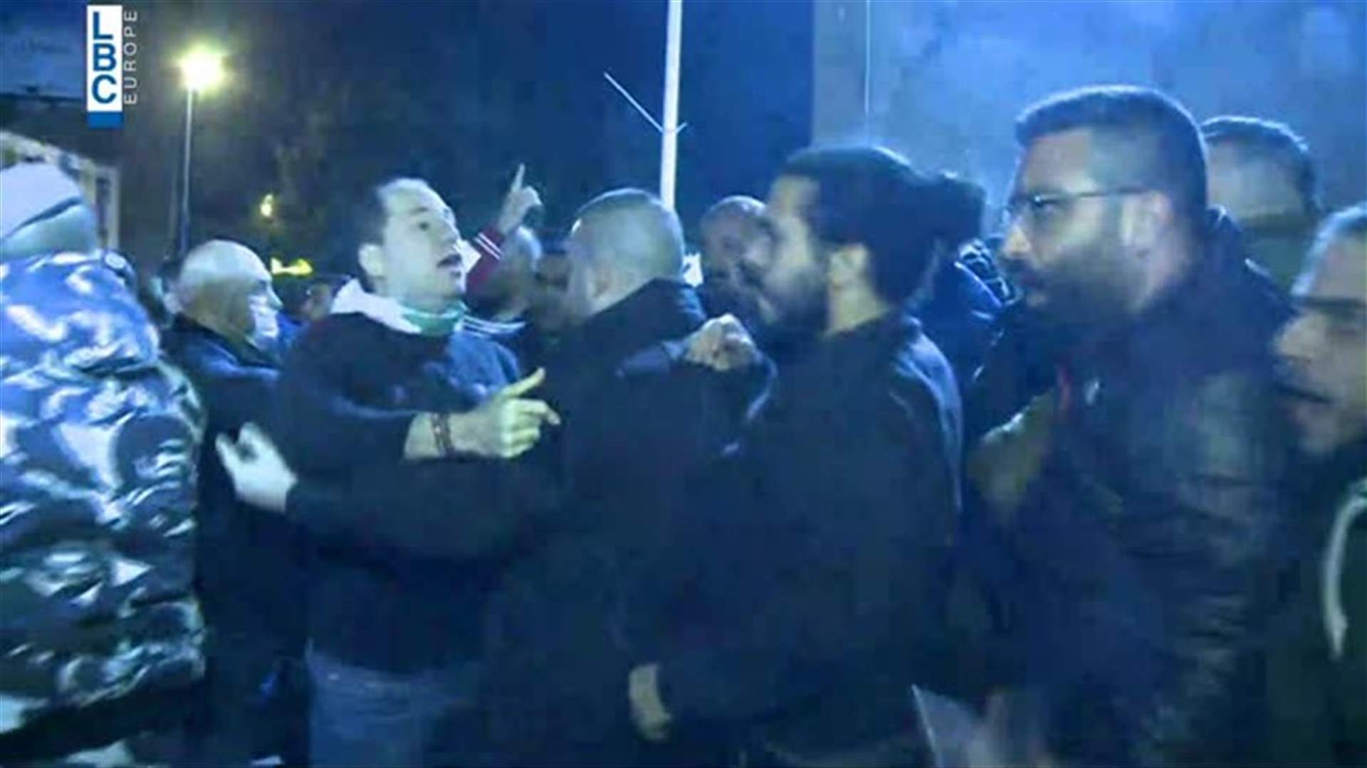 إشكال أمام بيت الكتائب بين قوى الأمن الداخلي ومناصرين لحزب الكتائب... وسامي الجميل يتدخل (فيديو)
