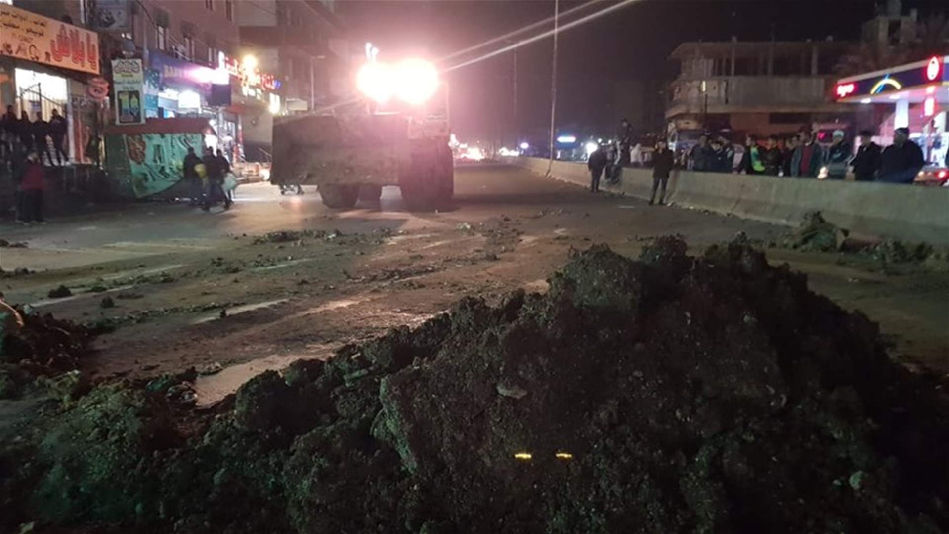 محتجون يقطعون طريق دوار ببنين – العبدة (صورة)