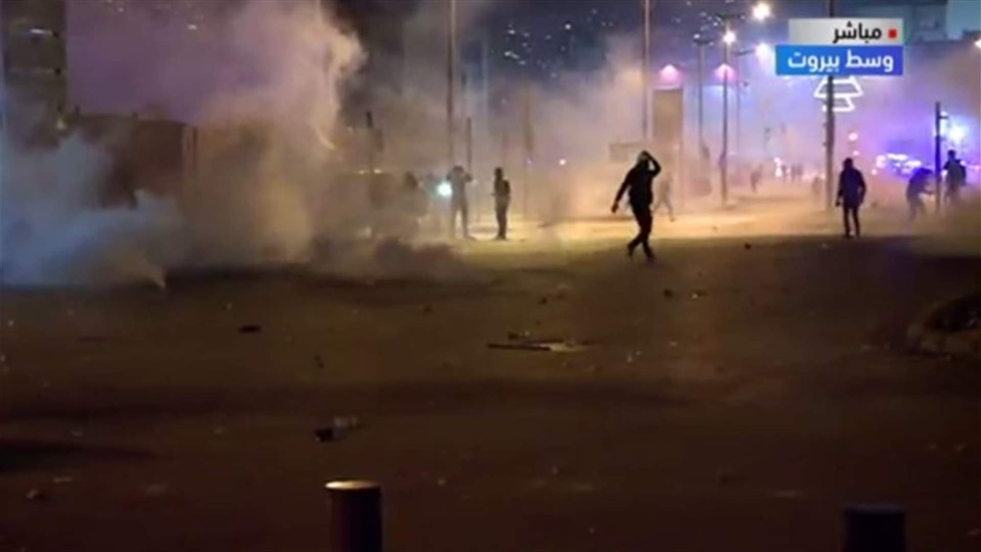 إحراق الخيم في ساحة الشهداء وتراشق بالحجارة (فيديو)