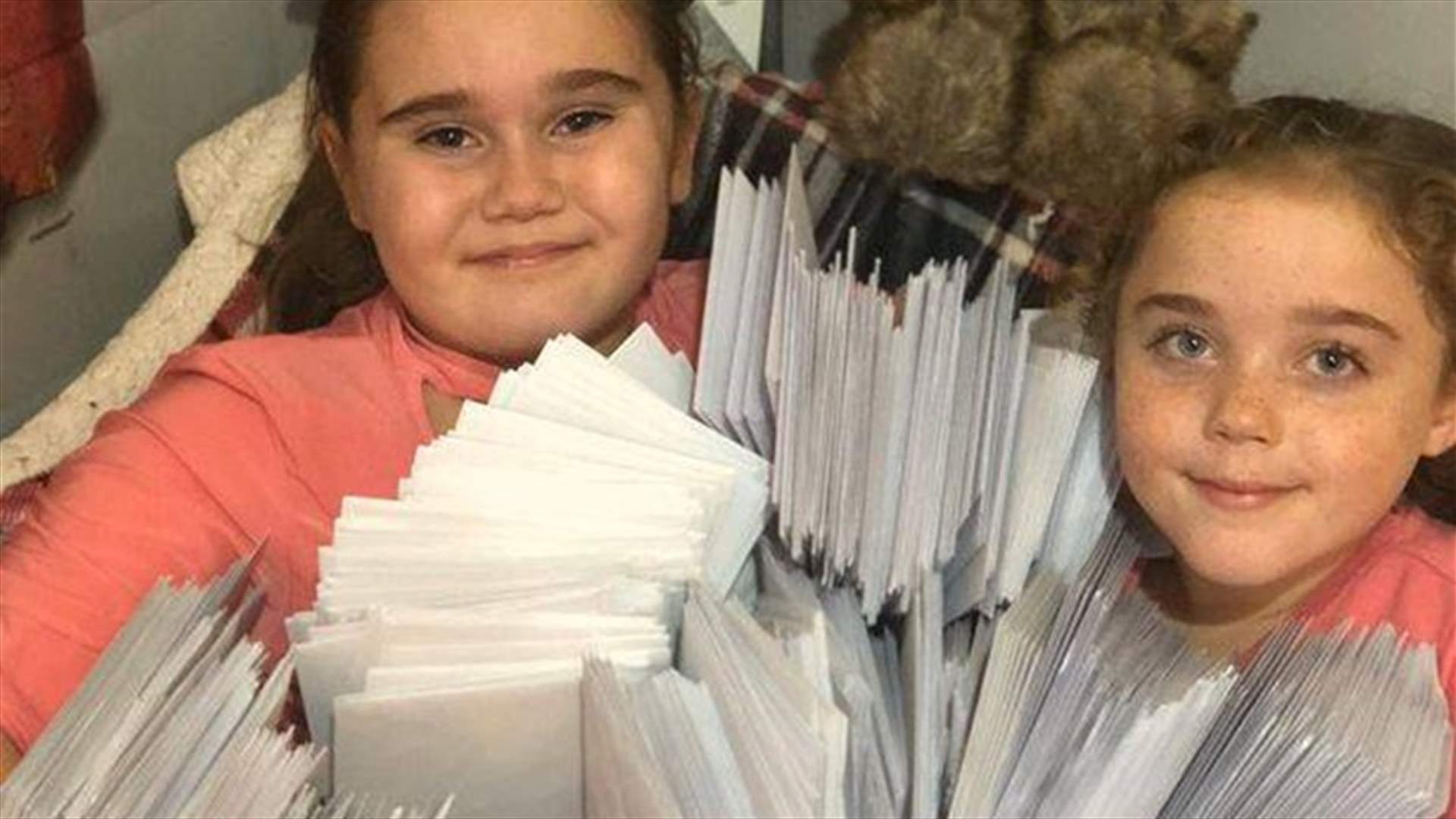 لمن يشعر بالوحدة... طفلة من ذوي الإرادة الصلبة تُفرح الناس ببطاقات معايدة!