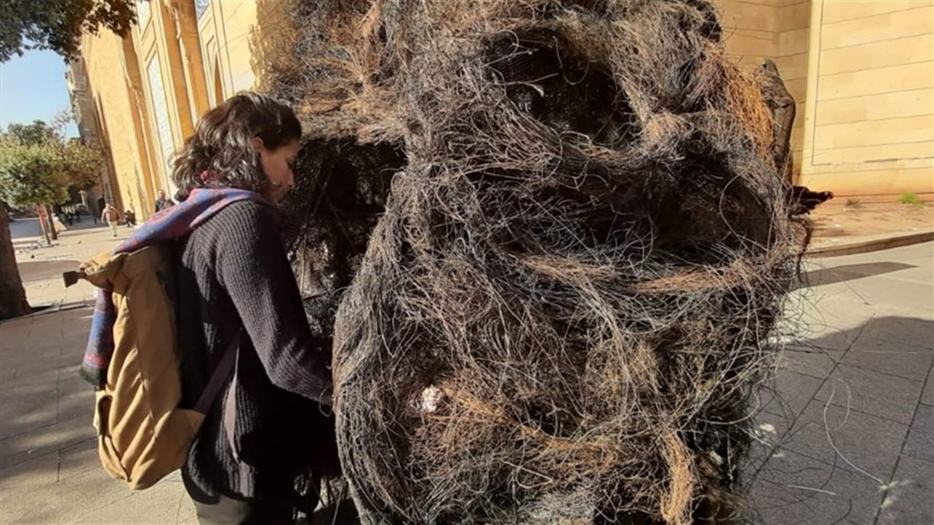قصة إبداع جديدة عن قدرة التغيير... جوي صفير صممت شرنقة من بقايا الإطارات المشتعلة! (فيديو)