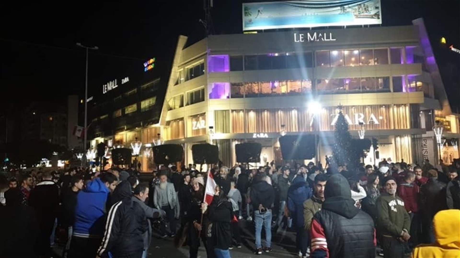 محتجون تجمعوا في ساحة ايليا بصيدا وقطع جزئي للسير (صورة)