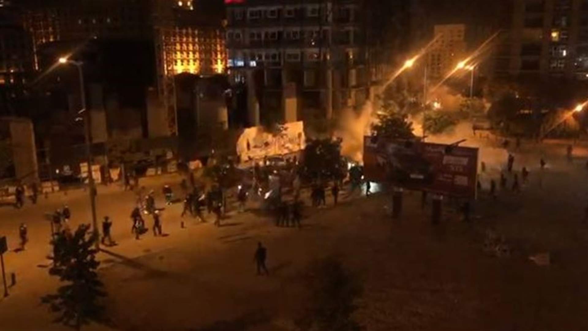 لحظة قيام سيارة بصدم أحدهم خلال أعمال الشغب...وشبان قاموا بقلبها واحراقها (فيديو)