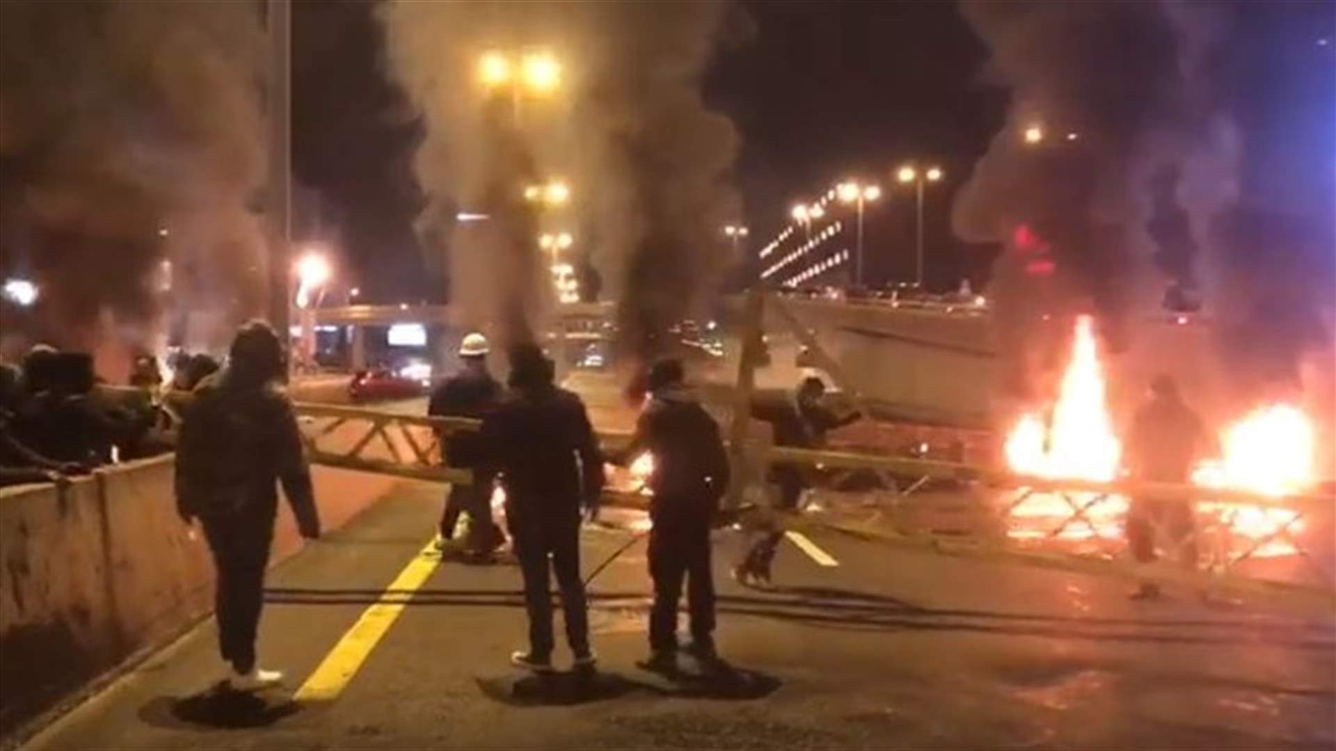 قطع اوتوستراد جل الديب بالاطارات المحترقة وعواميد الكهرباء (فيديو)