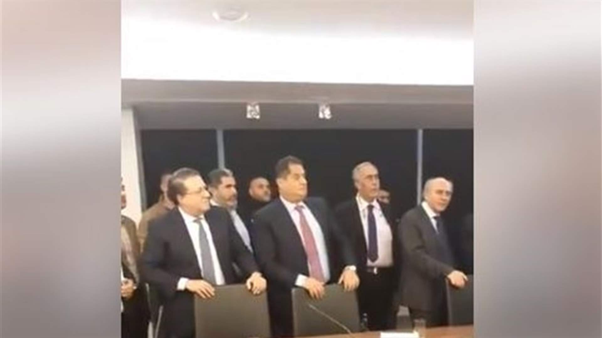 ناشطون يدخلون غرفة التجارة والصناعة... ومواجهة كلامية مع الوزير شقير والحاضرين (فيديو)