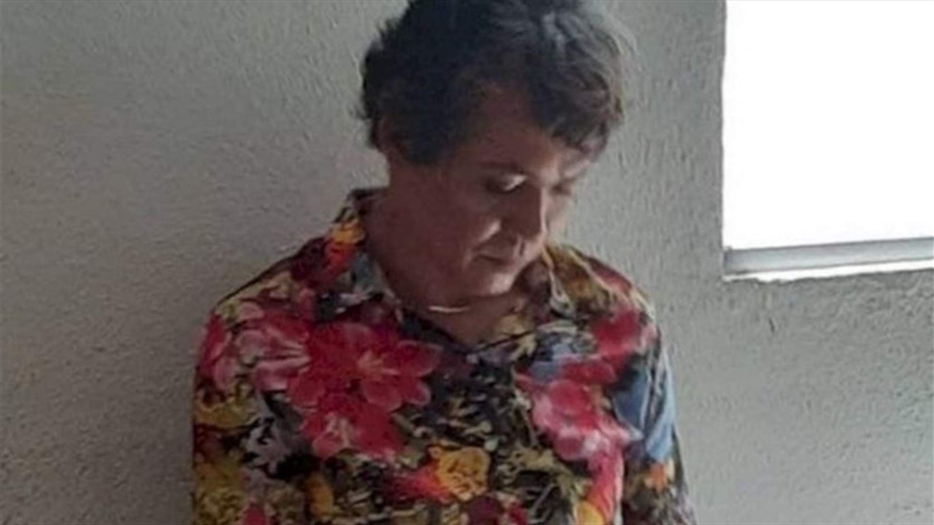 تنكّر بثياب أمه كي يخضع لامتحان القيادة بدلاً عنها... كيف كشف أمره؟