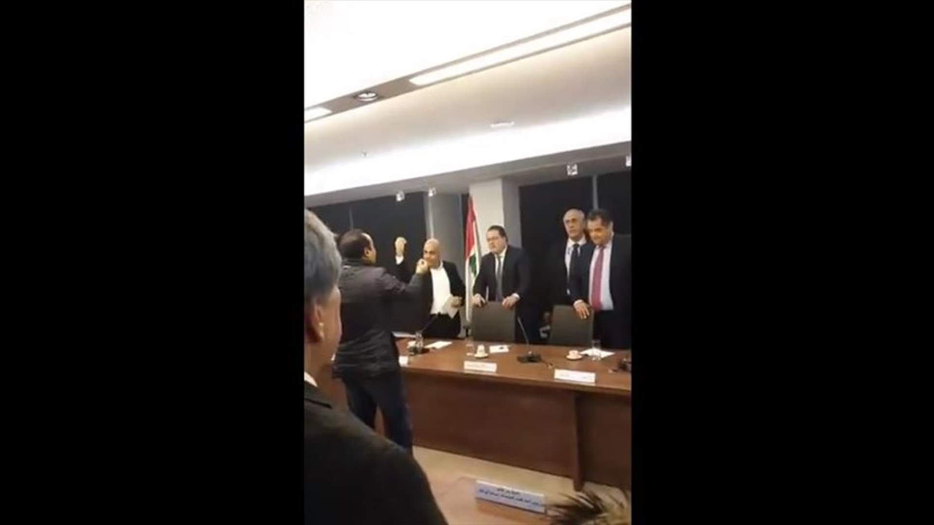 المجموعات التي اقتحمت غرفة التجارة والصناعة ترد على شقير
